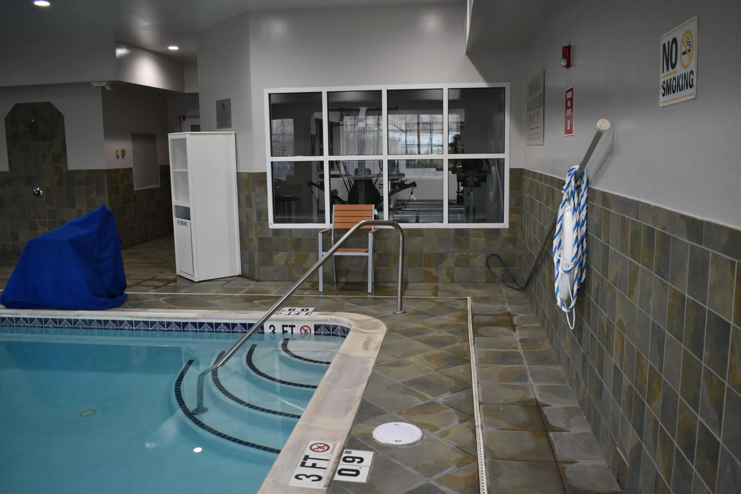 Swimming pool in Country Inn & Suites by Radisson, Hagerstown, MD