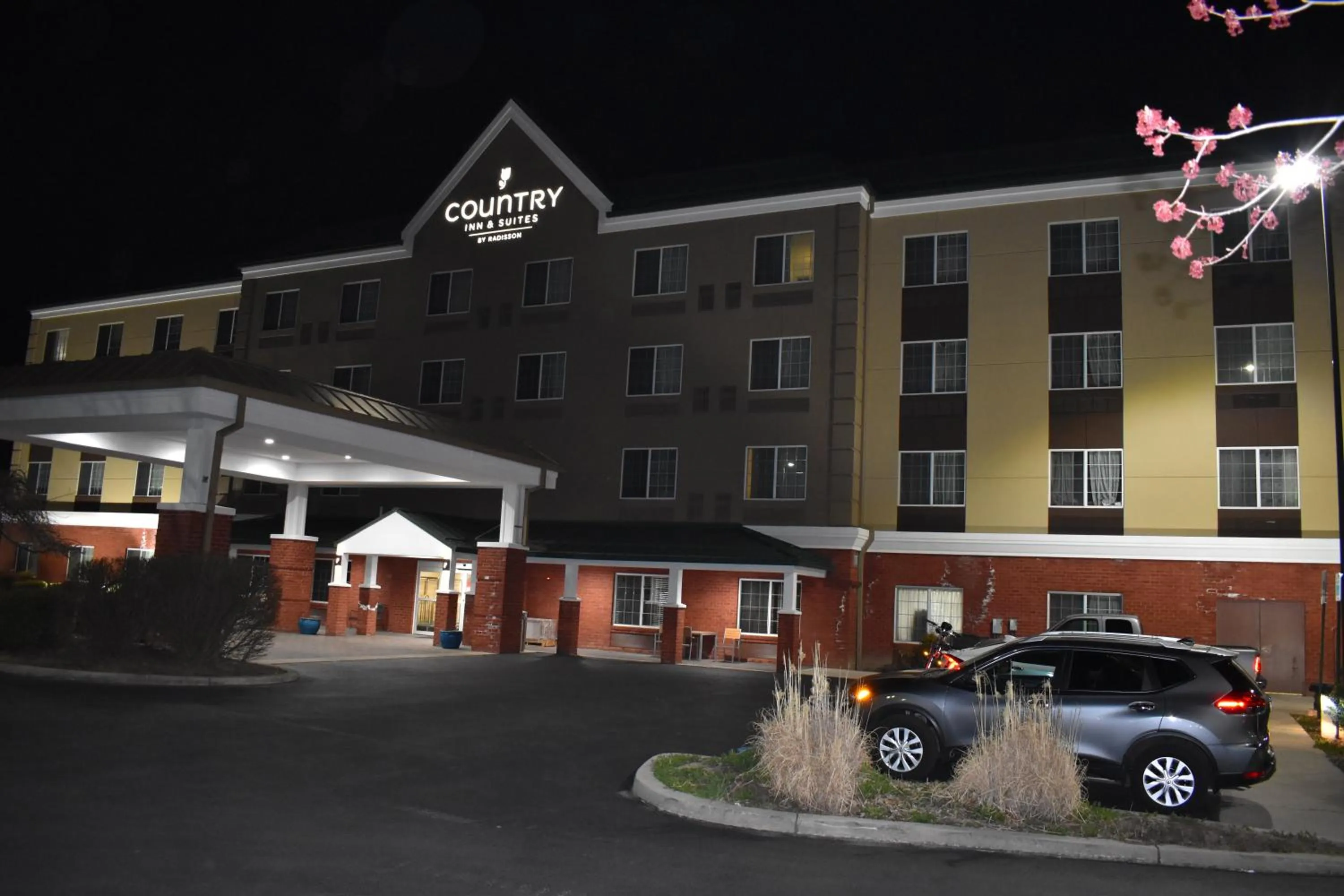 Property building in Country Inn & Suites by Radisson, Hagerstown, MD