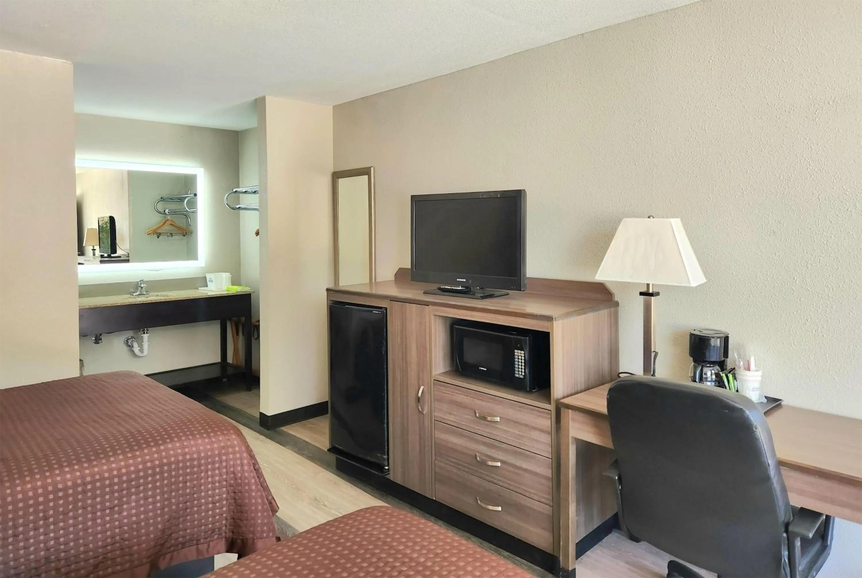 Photo of the whole room, Bed in Days Inn by Wyndham Seguin TX