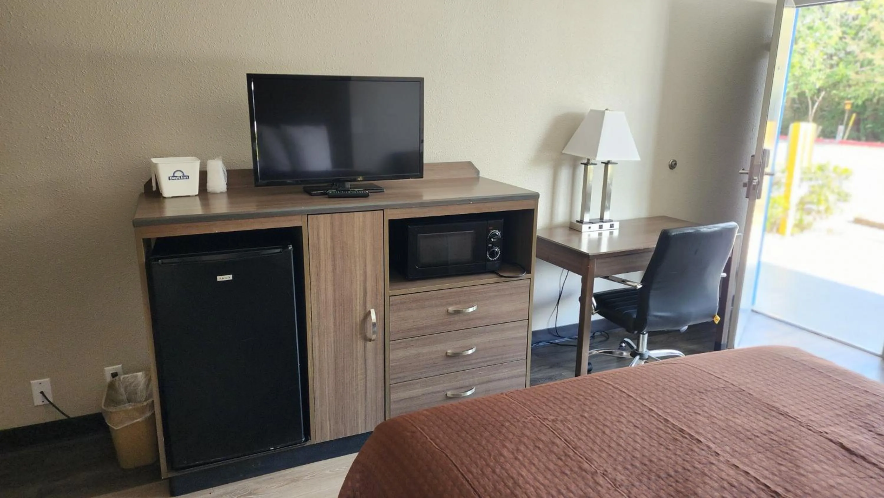 TV and multimedia in Days Inn by Wyndham Seguin TX