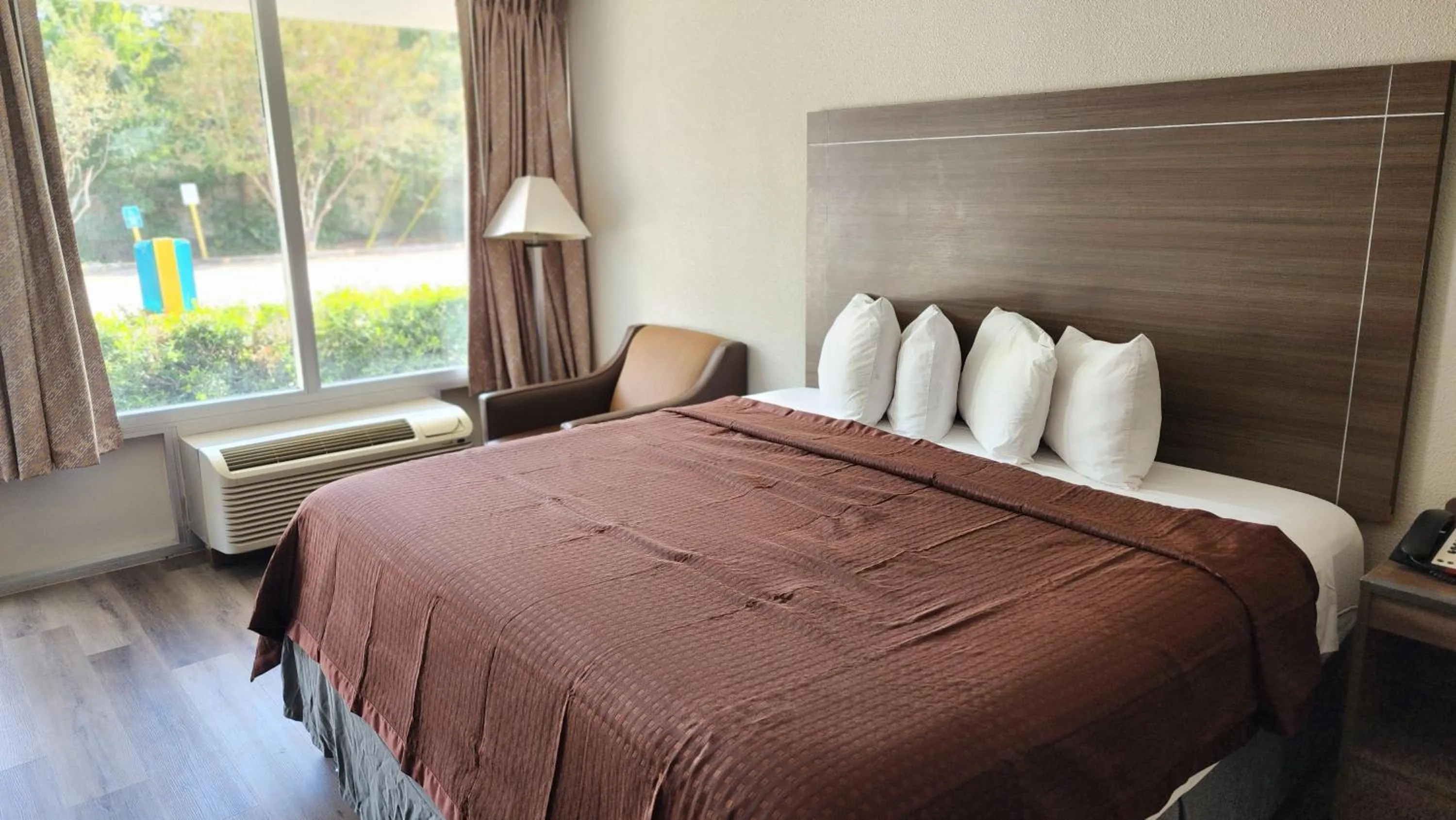 Bed in Days Inn by Wyndham Seguin TX