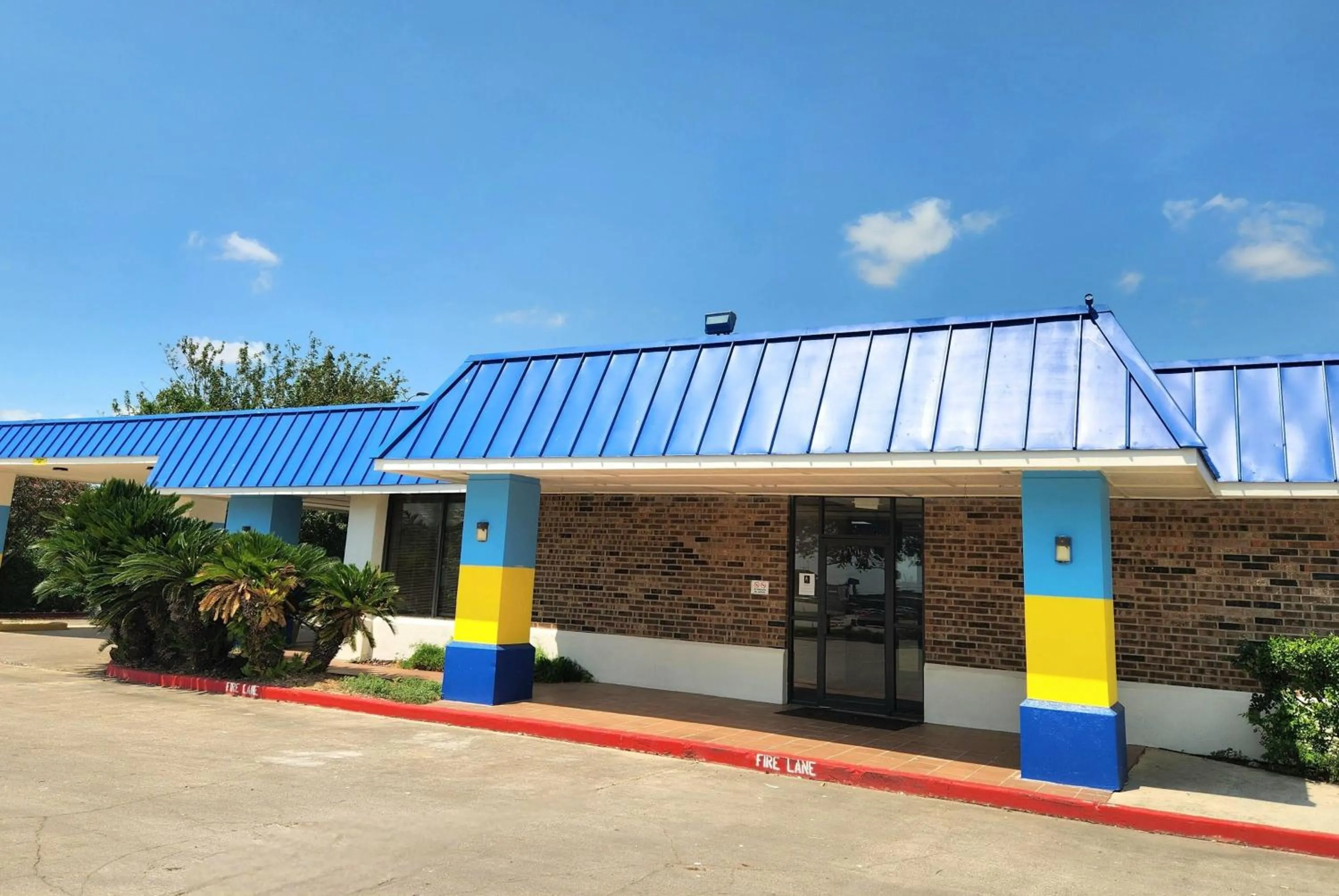 Property building in Days Inn by Wyndham Seguin TX