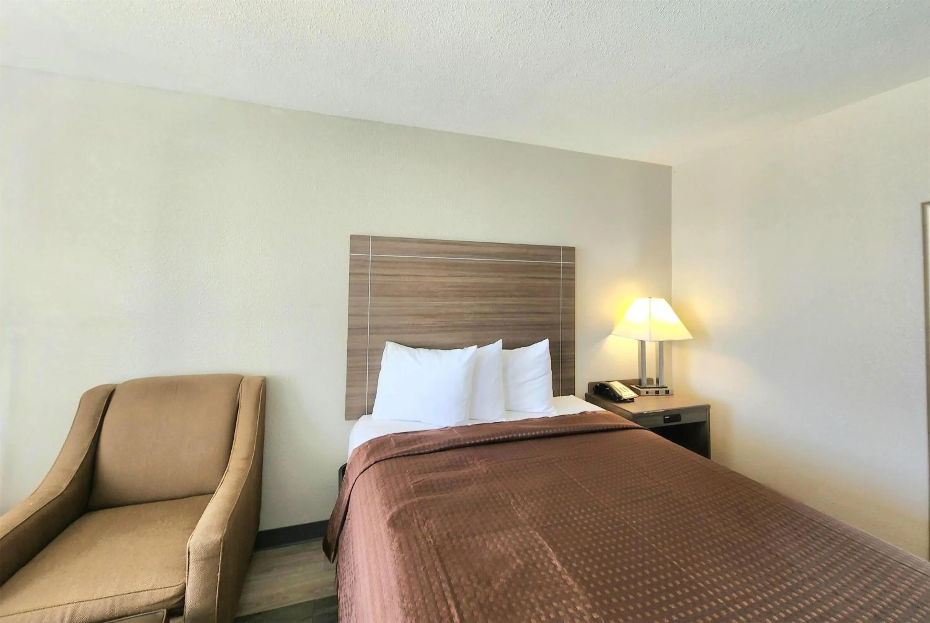 Photo of the whole room, Bed in Days Inn by Wyndham Seguin TX