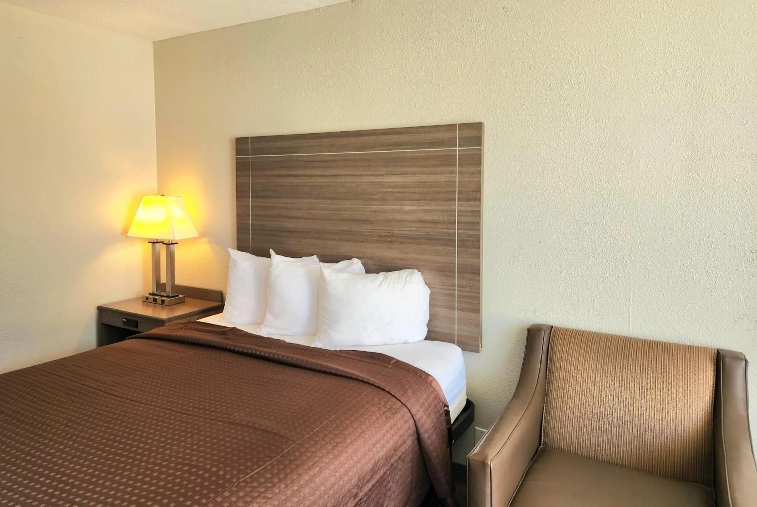 Photo of the whole room, Bed in Days Inn by Wyndham Seguin TX