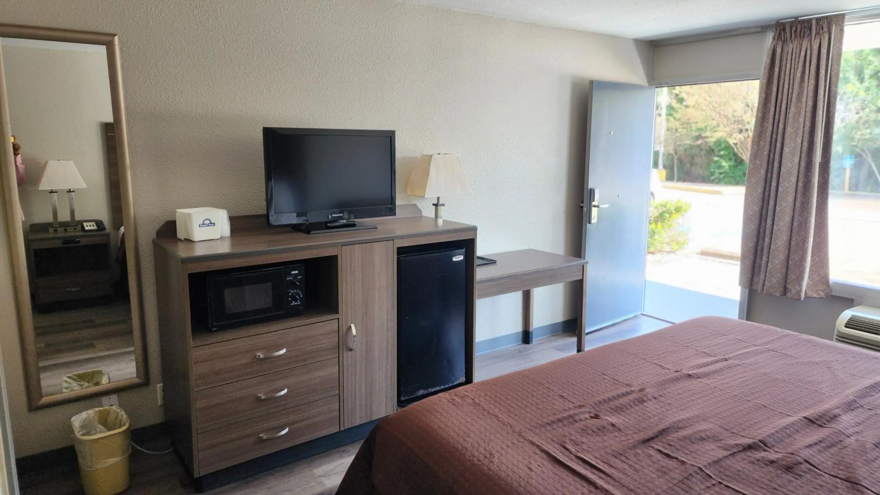 Bedroom, Bed in Days Inn by Wyndham Seguin TX