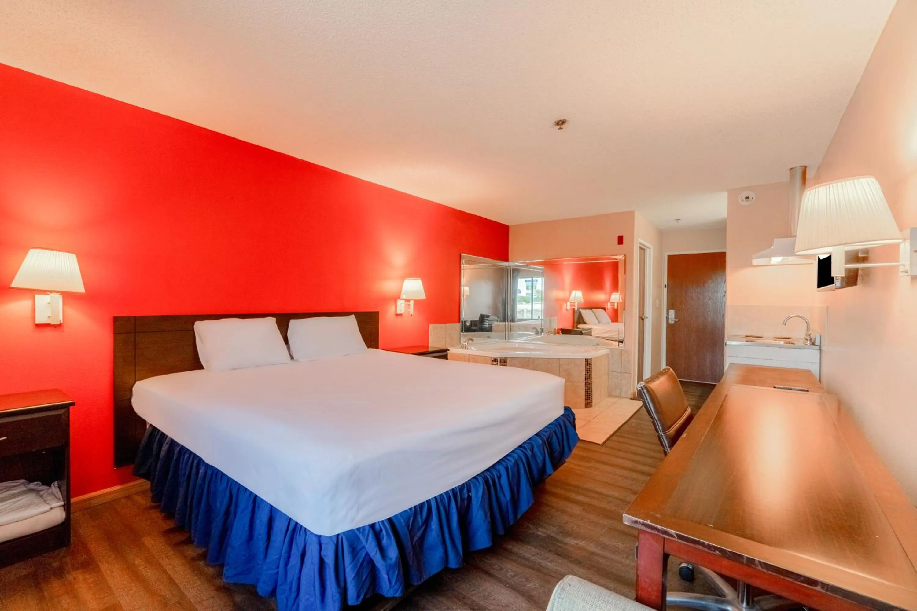 Bedroom, Bed in Capital O Fairway Inn - Baytown La Porte TX