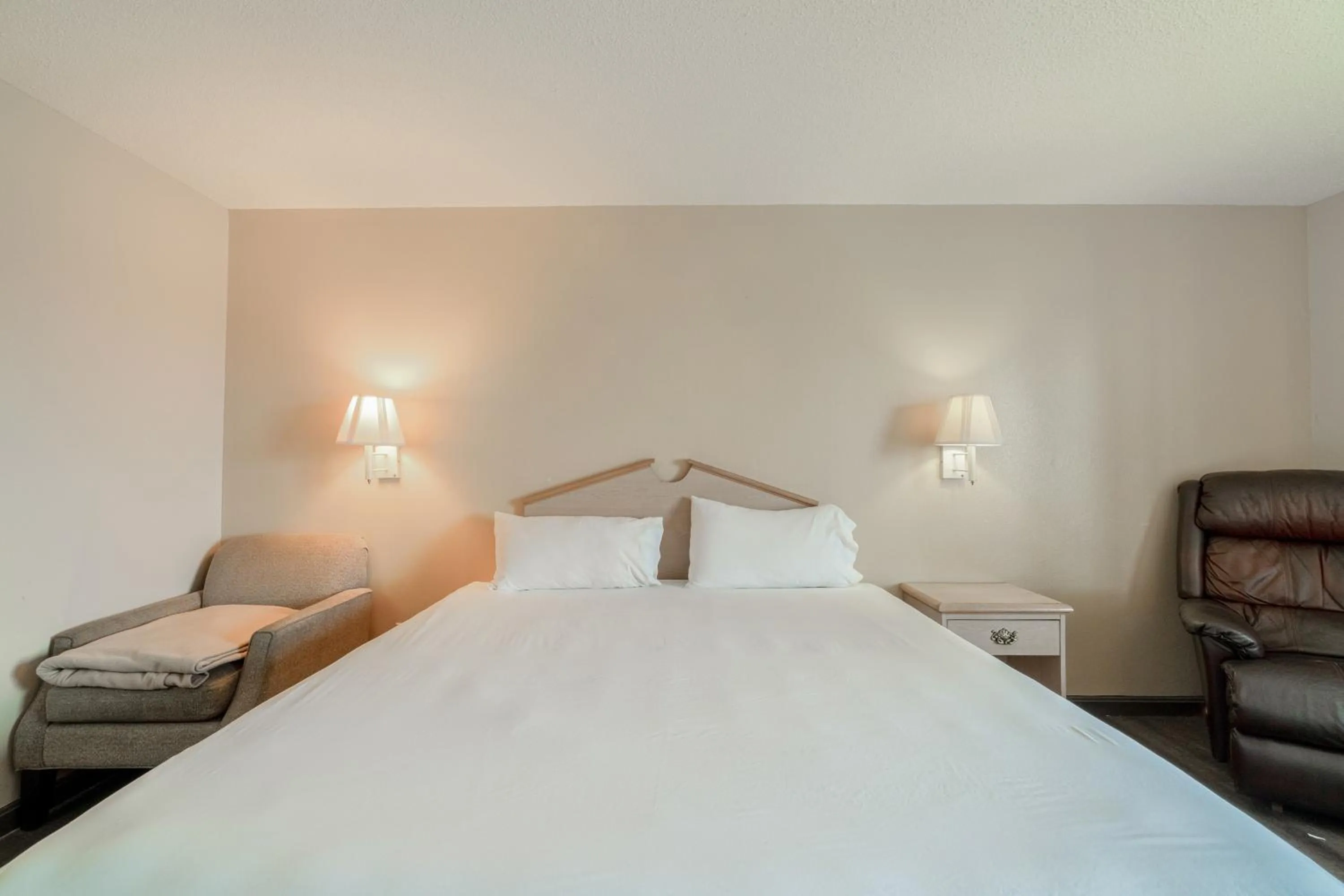 Bedroom, Bed in Capital O Fairway Inn - Baytown La Porte TX