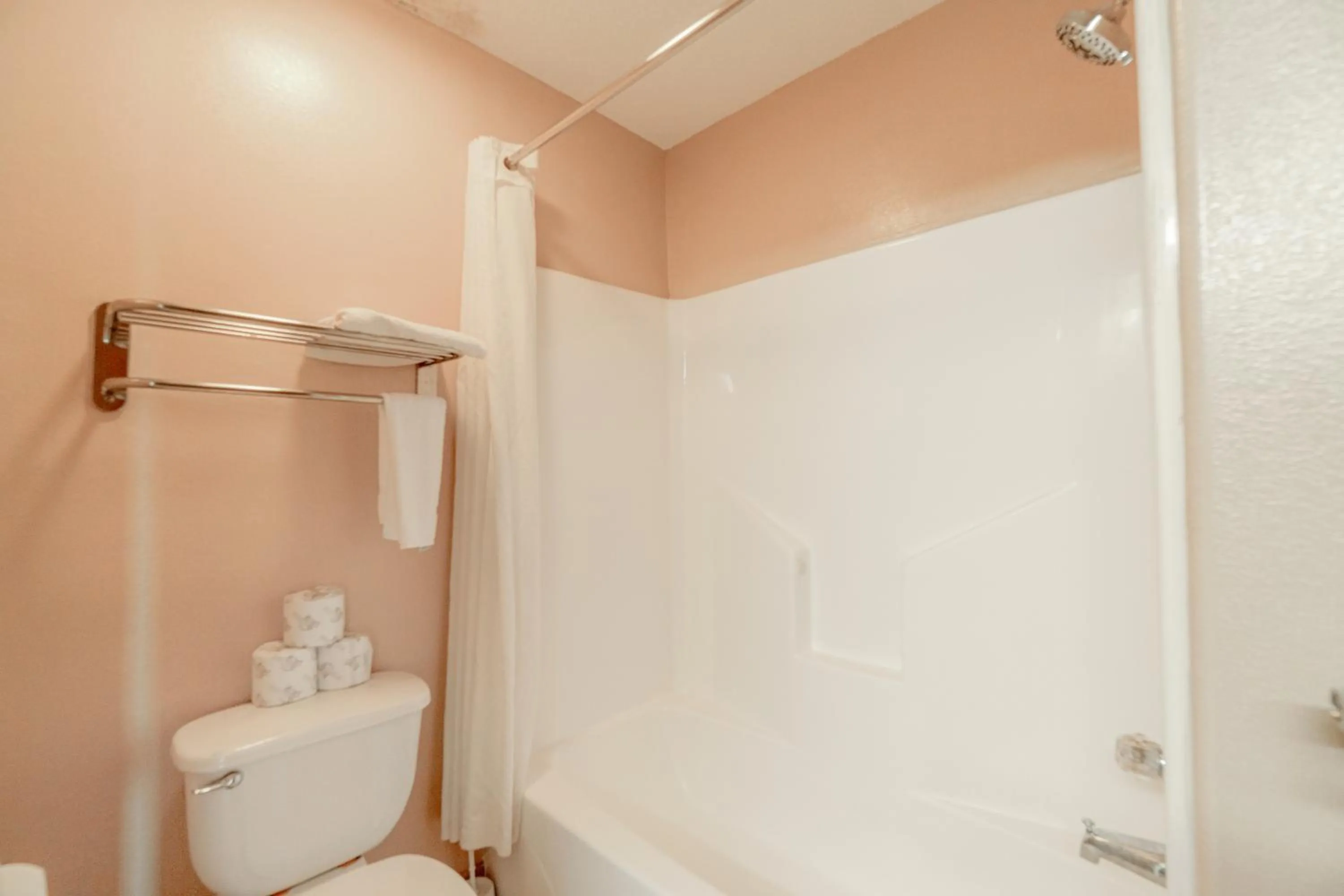 Bathroom in Capital O Fairway Inn - Baytown La Porte TX
