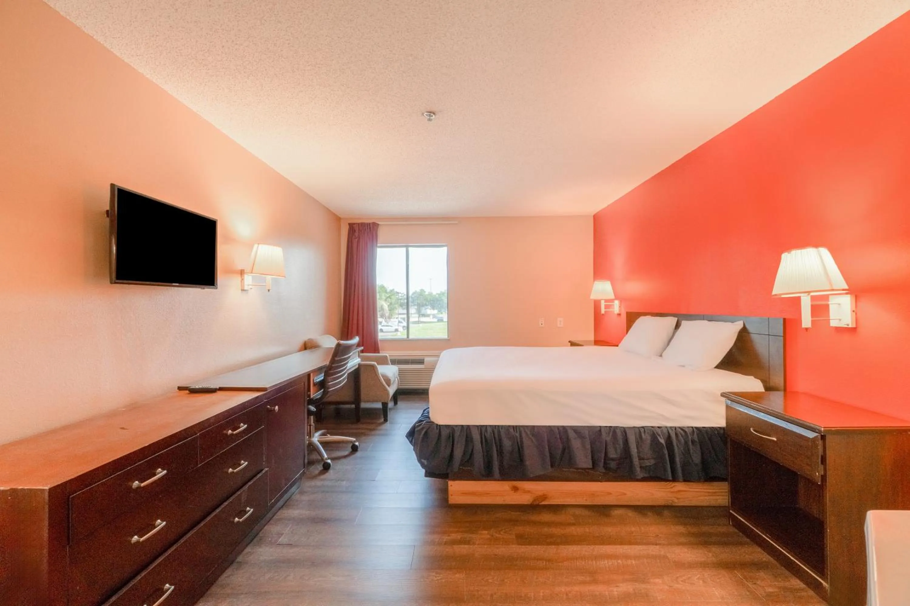 Bedroom, Bed in Capital O Fairway Inn - Baytown La Porte TX