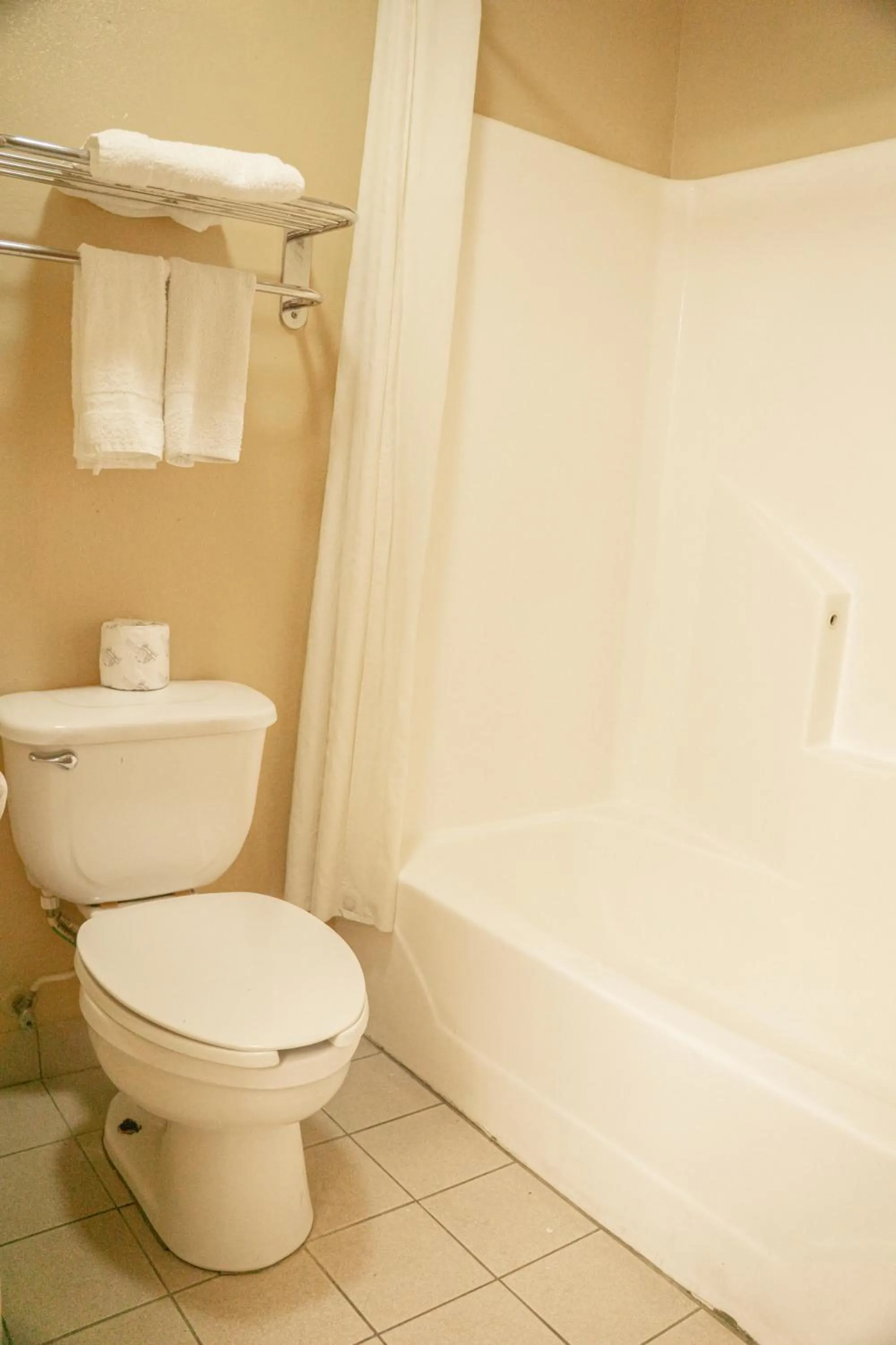 Bathroom in Capital O Fairway Inn - Baytown La Porte TX