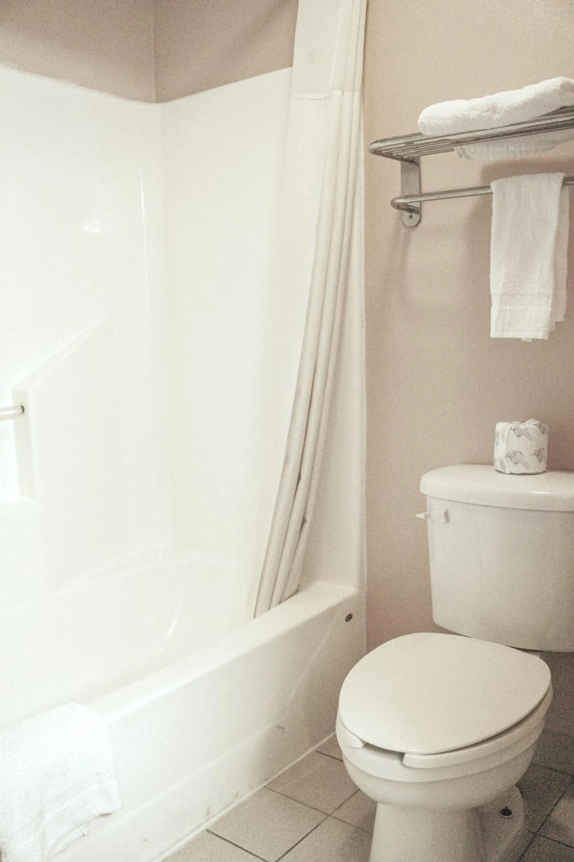 Bathroom in Capital O Fairway Inn - Baytown La Porte TX