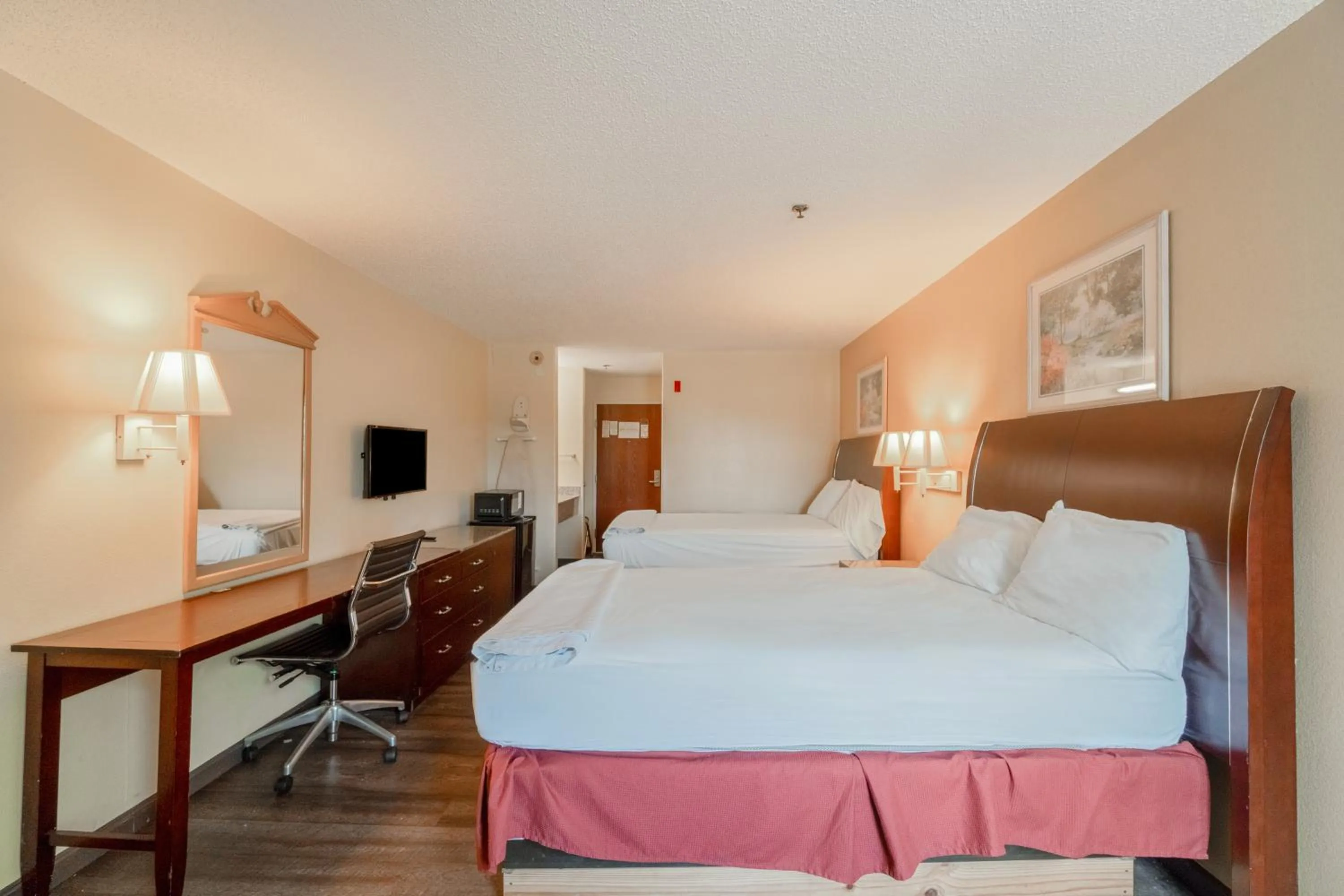 Bedroom, Bed in Capital O Fairway Inn - Baytown La Porte TX