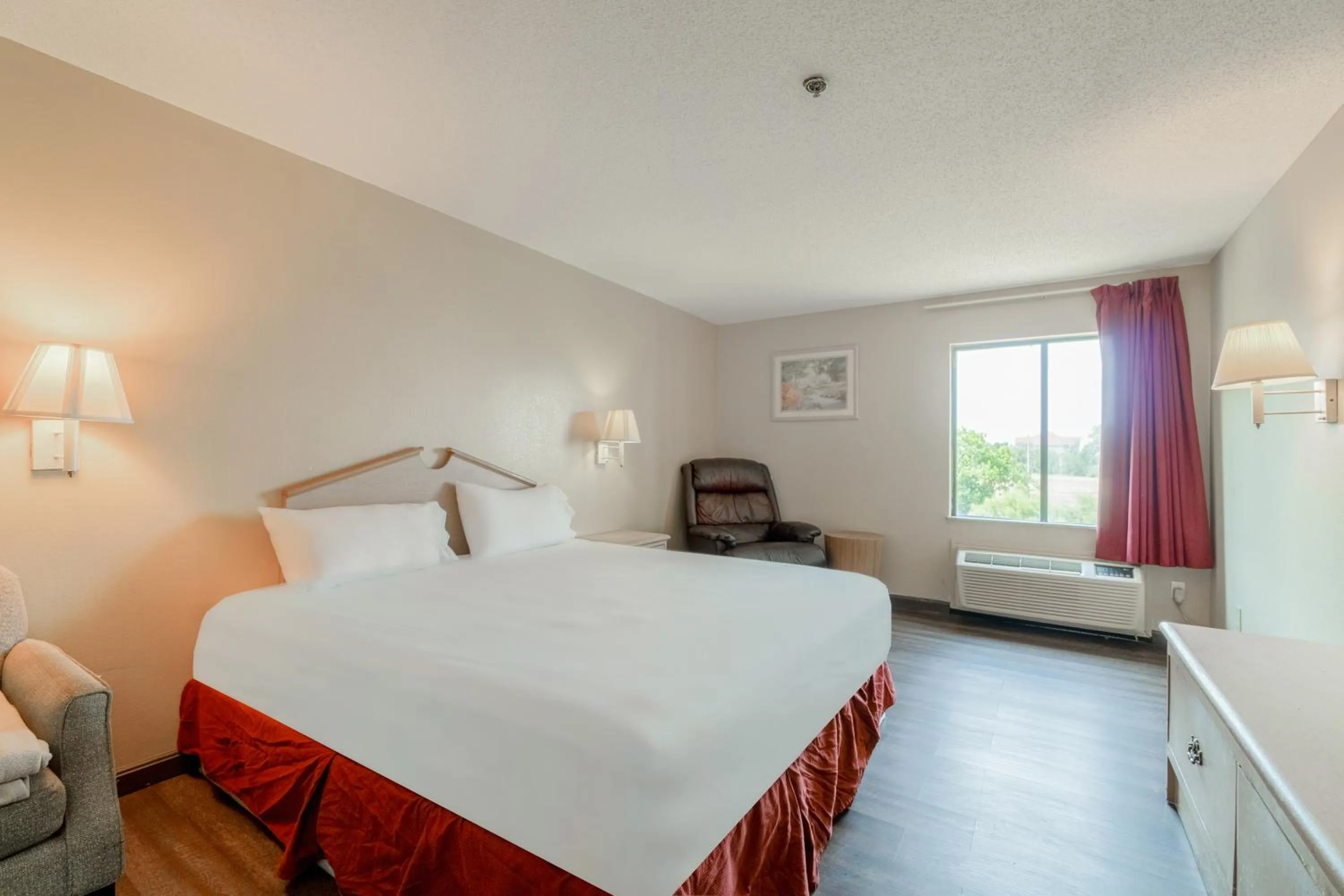 Bedroom, Bed in Capital O Fairway Inn - Baytown La Porte TX