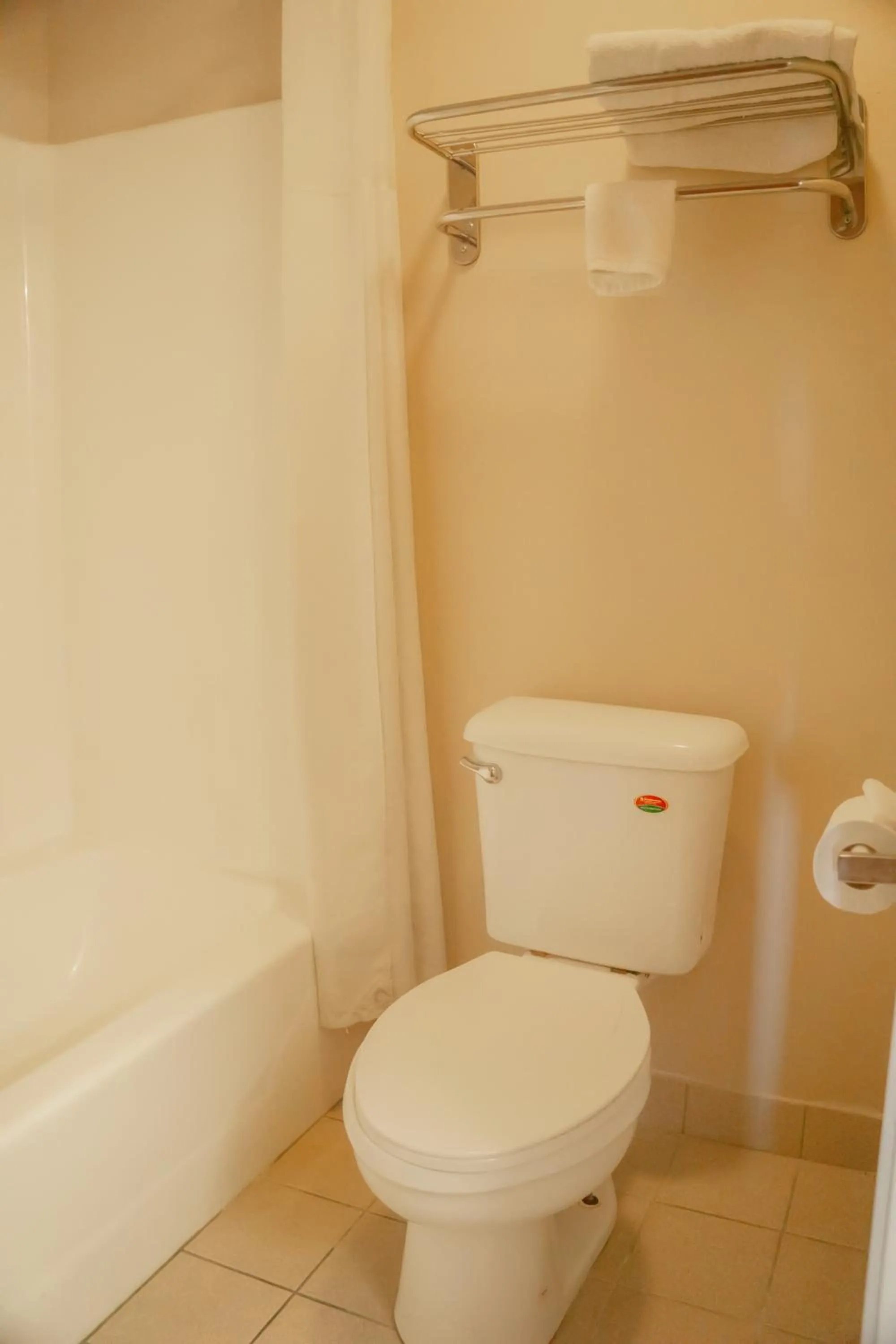 Bathroom in Capital O Fairway Inn - Baytown La Porte TX