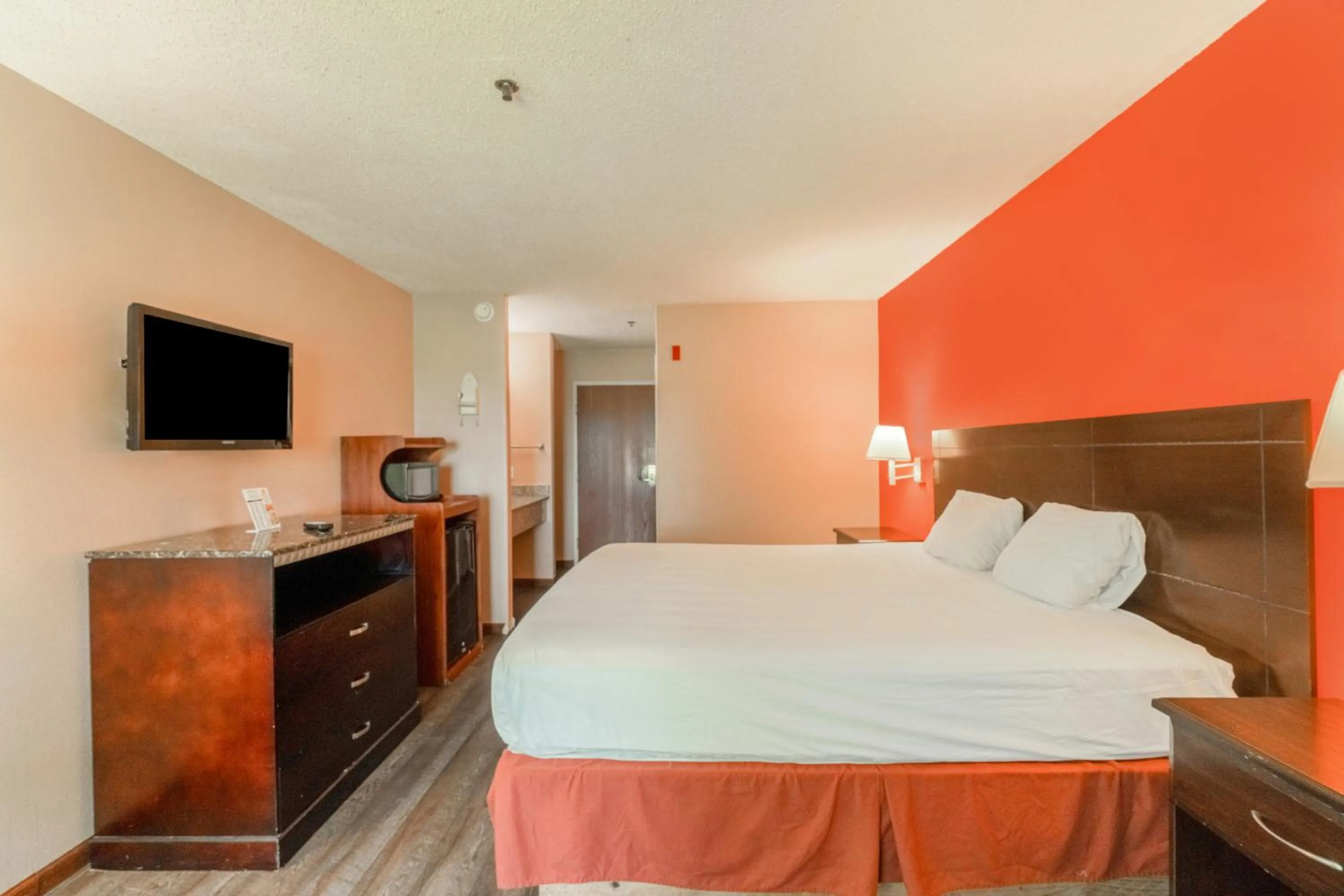 Bedroom, Bed in Capital O Fairway Inn - Baytown La Porte TX