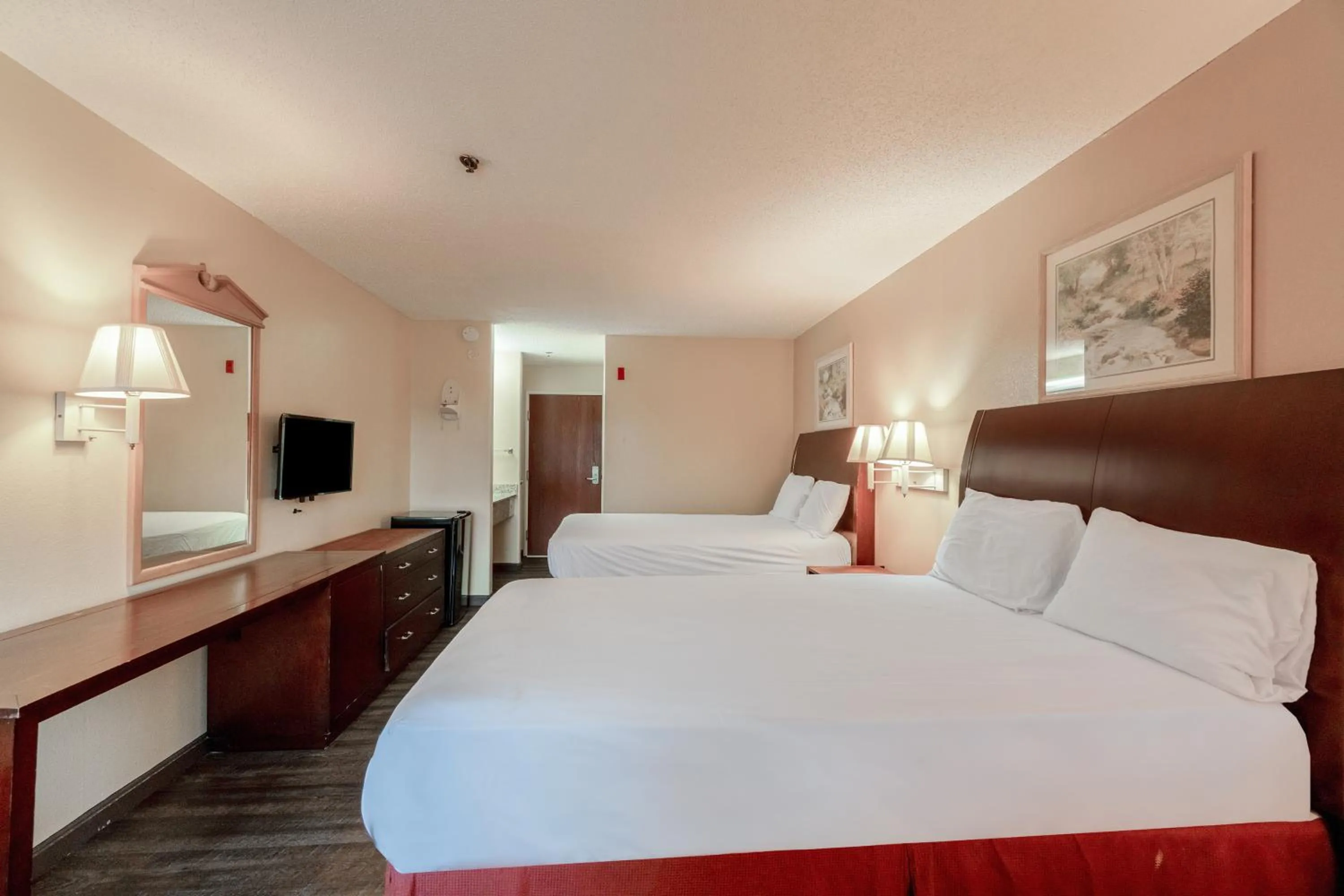 Bedroom, Bed in Capital O Fairway Inn - Baytown La Porte TX