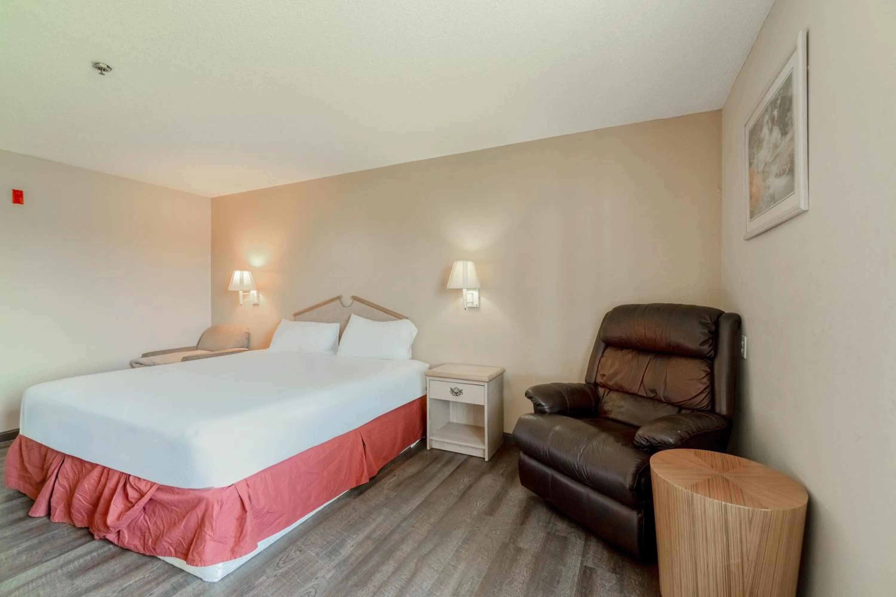 Bedroom, Bed in Capital O Fairway Inn - Baytown La Porte TX