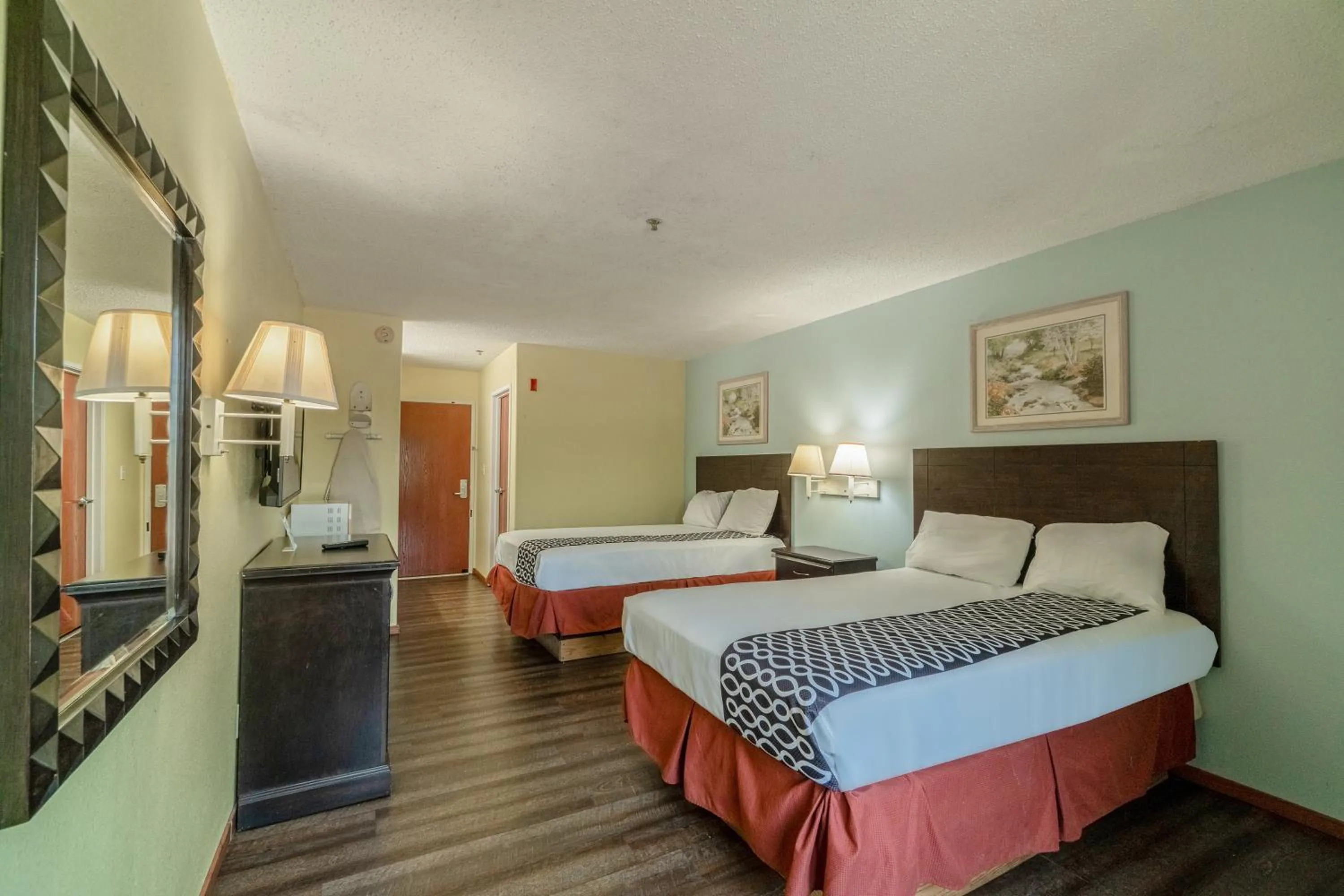Bedroom, Bed in Capital O Fairway Inn - Baytown La Porte TX