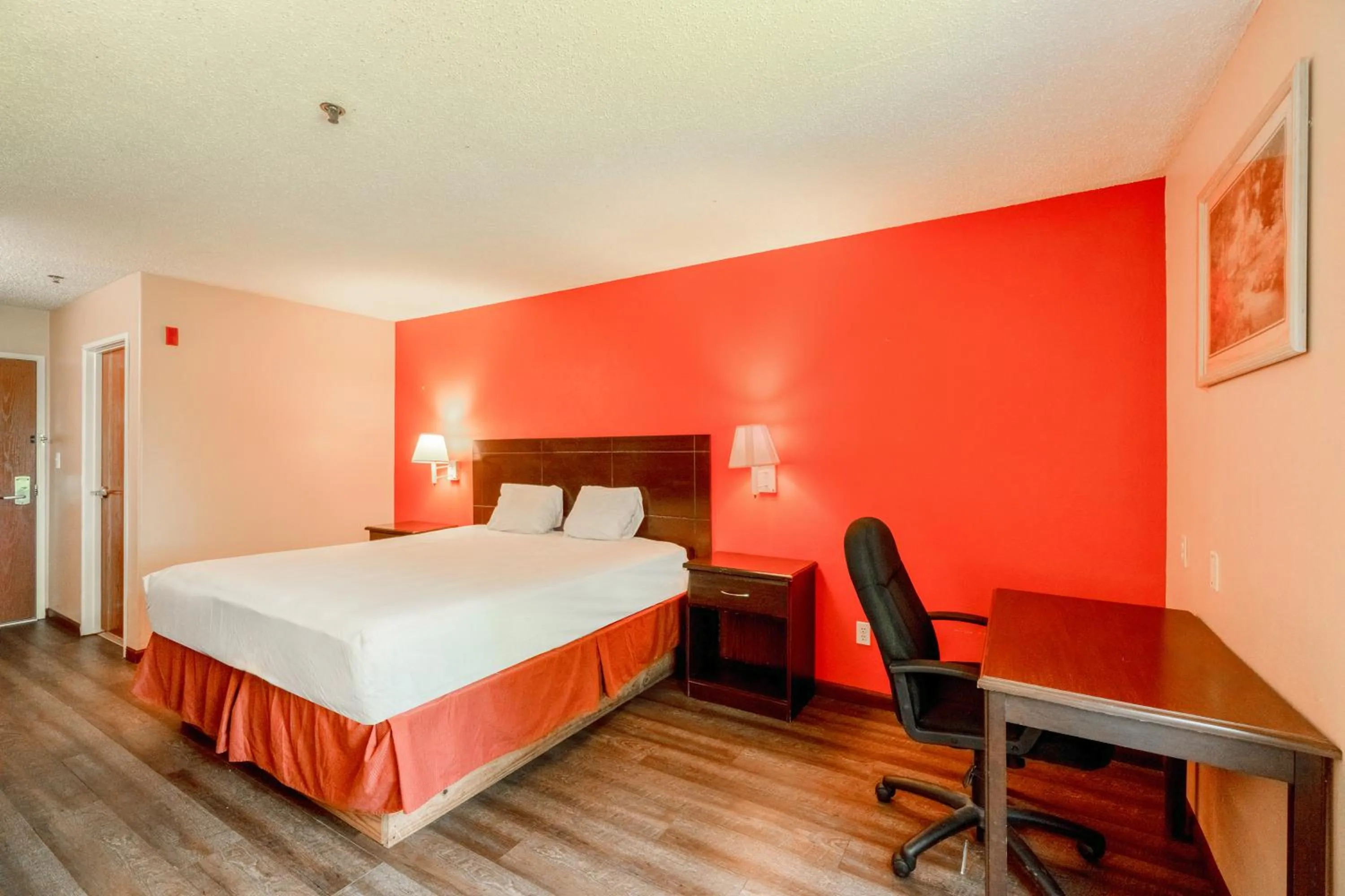 Bedroom, Bed in Capital O Fairway Inn - Baytown La Porte TX