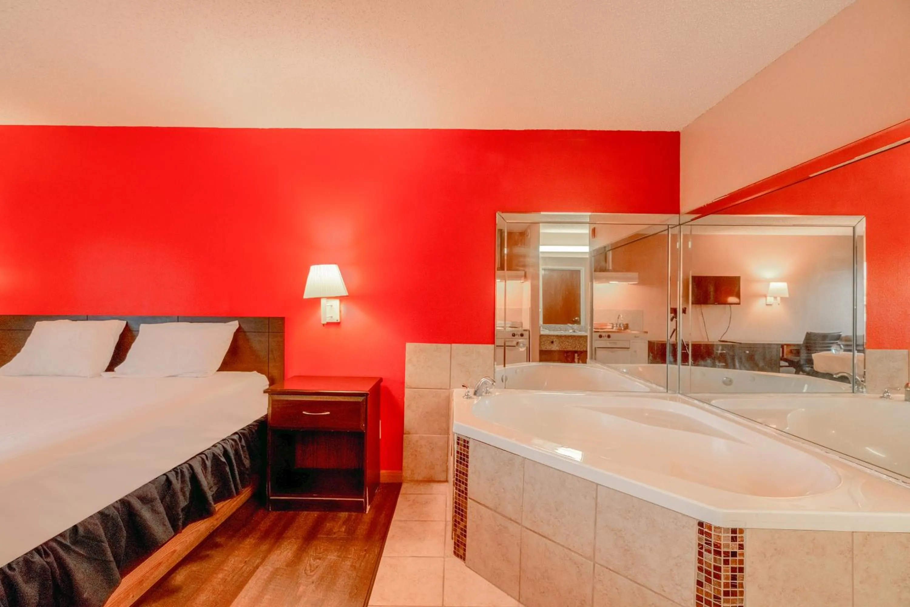 Hot Tub, Bed in Capital O Fairway Inn - Baytown La Porte TX