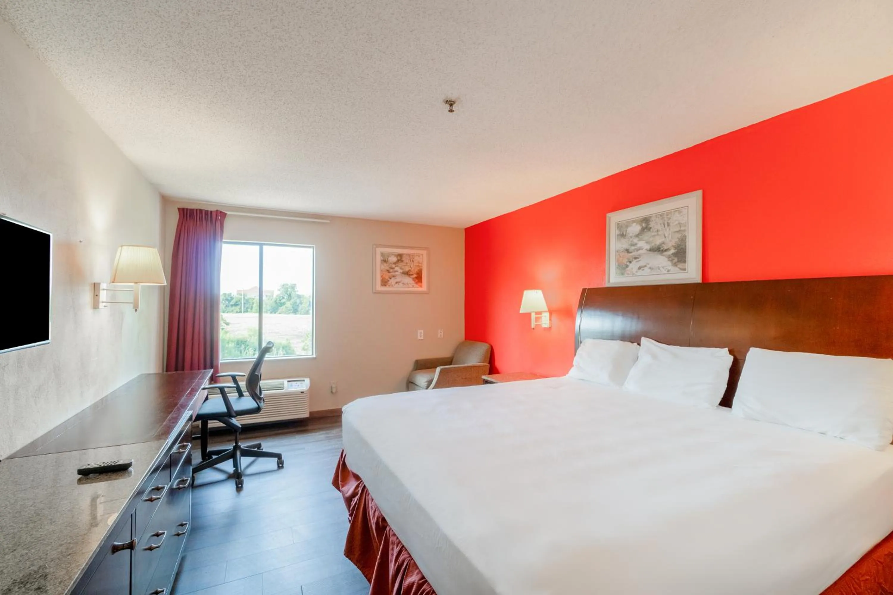 Bedroom, Bed in Capital O Fairway Inn - Baytown La Porte TX