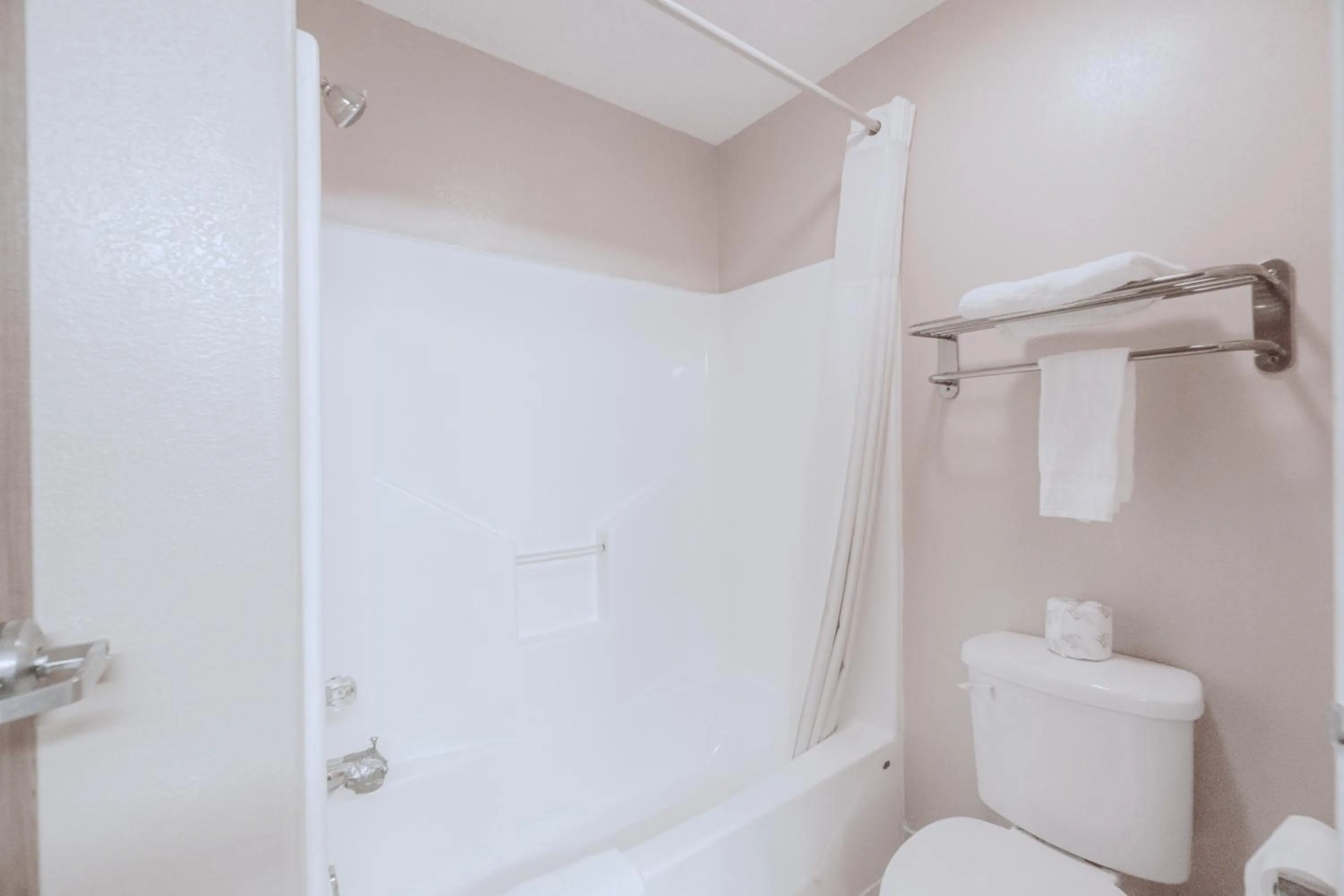 Bathroom in Capital O Fairway Inn - Baytown La Porte TX