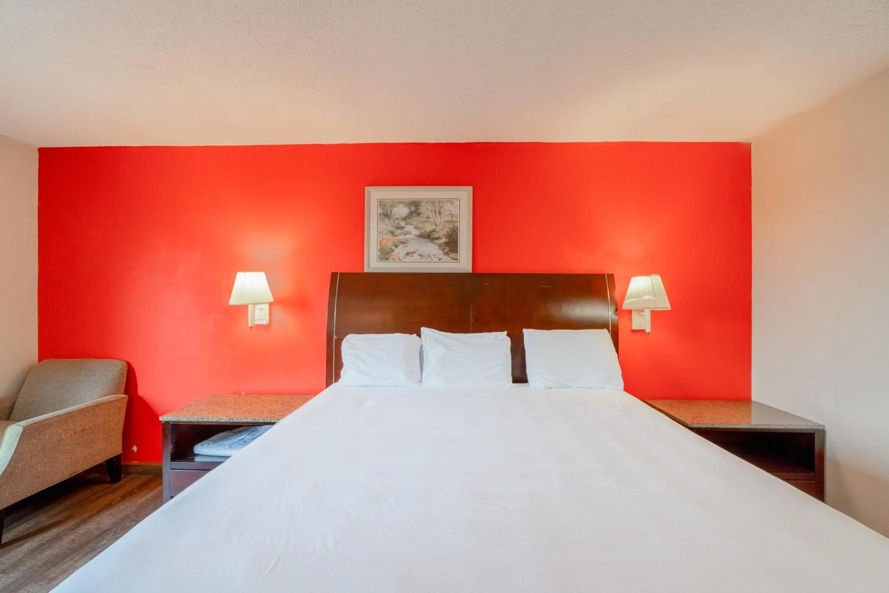 Bedroom, Bed in Capital O Fairway Inn - Baytown La Porte TX