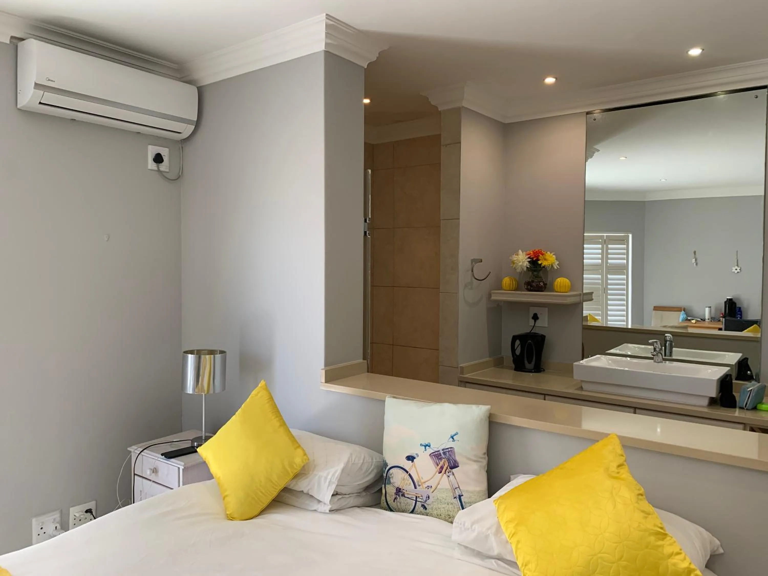 Bed in Oceansnest Guest House