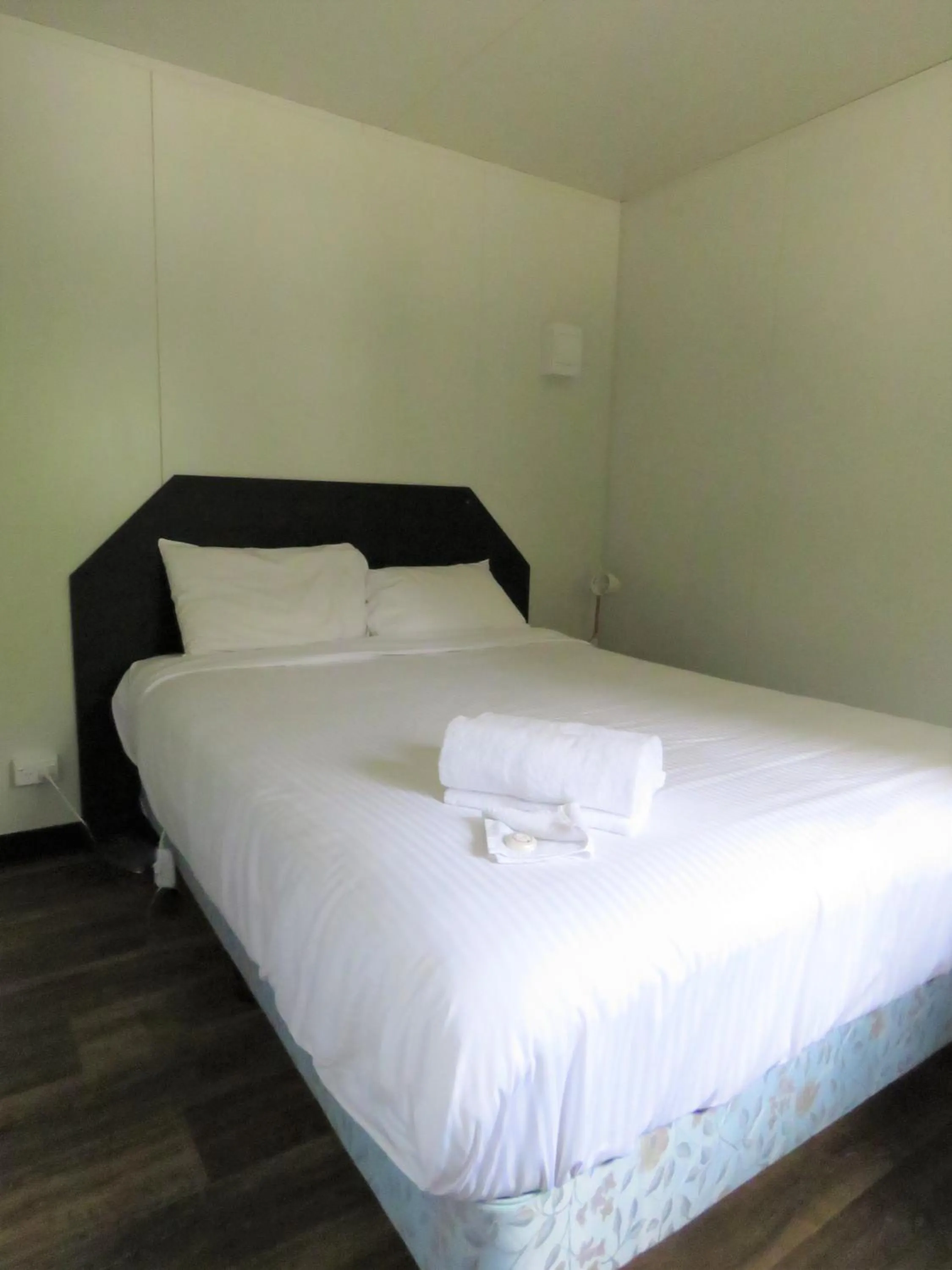 Bedroom, Bed in Beechworth Holiday Park