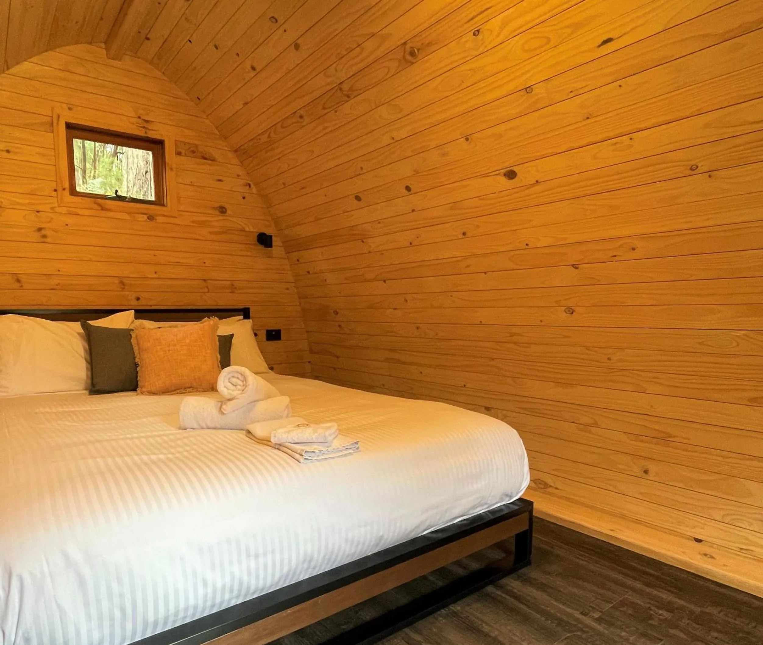 Photo of the whole room, Bed in Beechworth Holiday Park