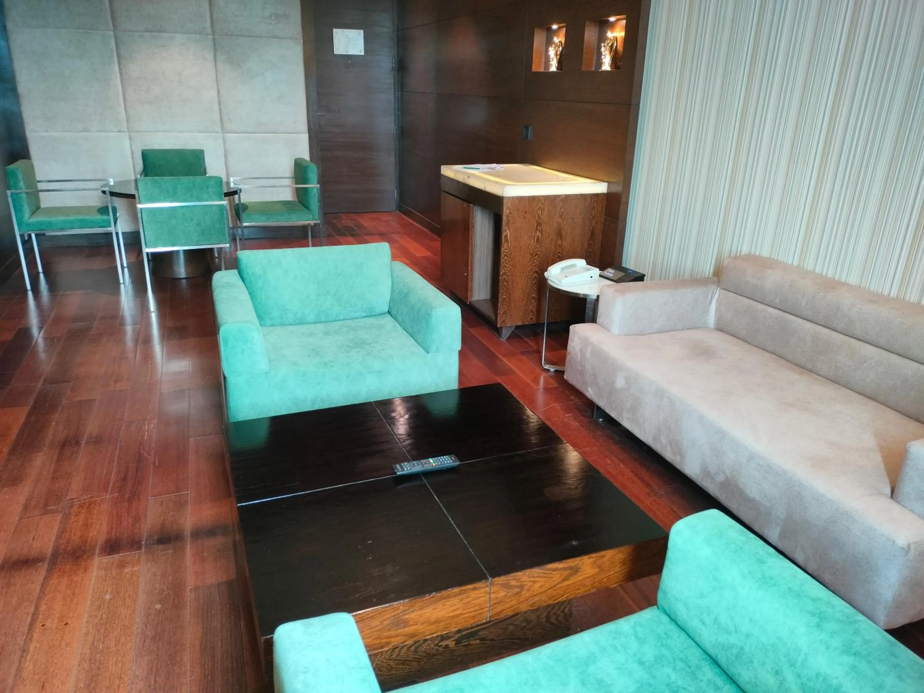 Seating area in Holiday Inn Chandigarh Panchkula, an IHG Hotel