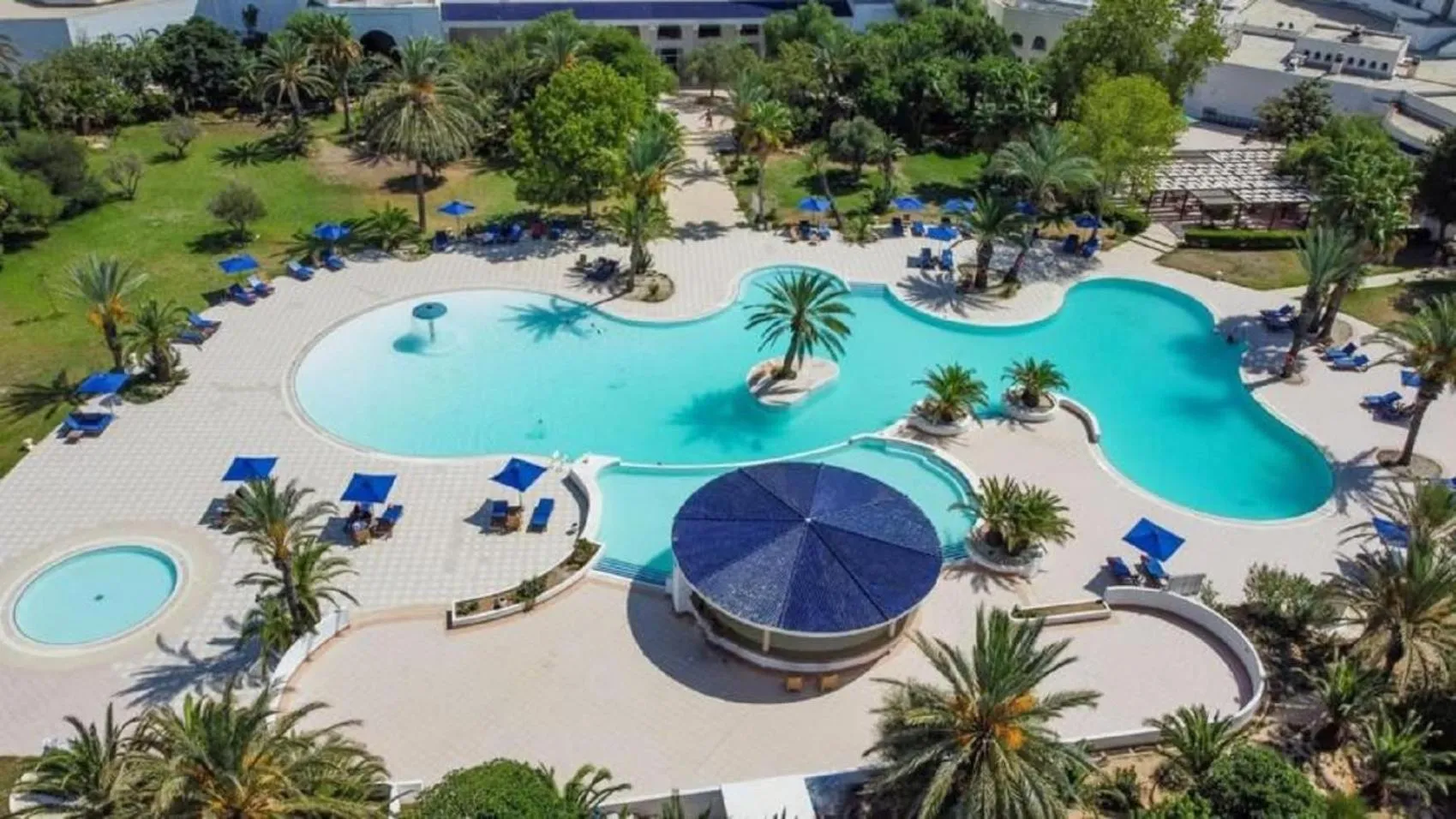 Swimming pool in Vincci Saphir Palace & Spa