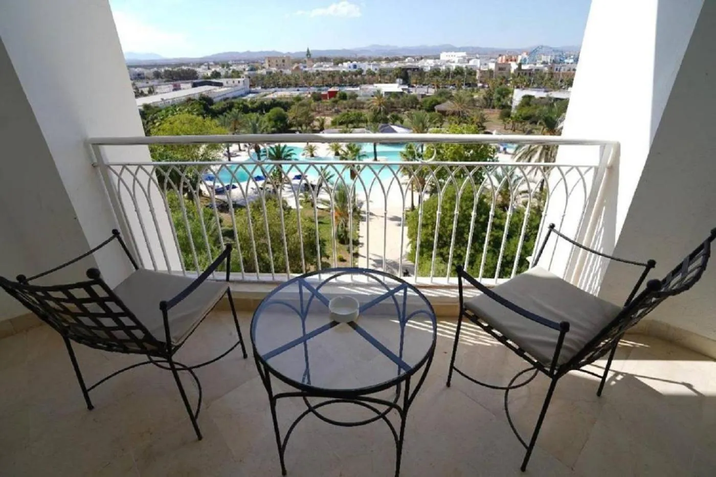 Swimming pool in Vincci Saphir Palace & Spa