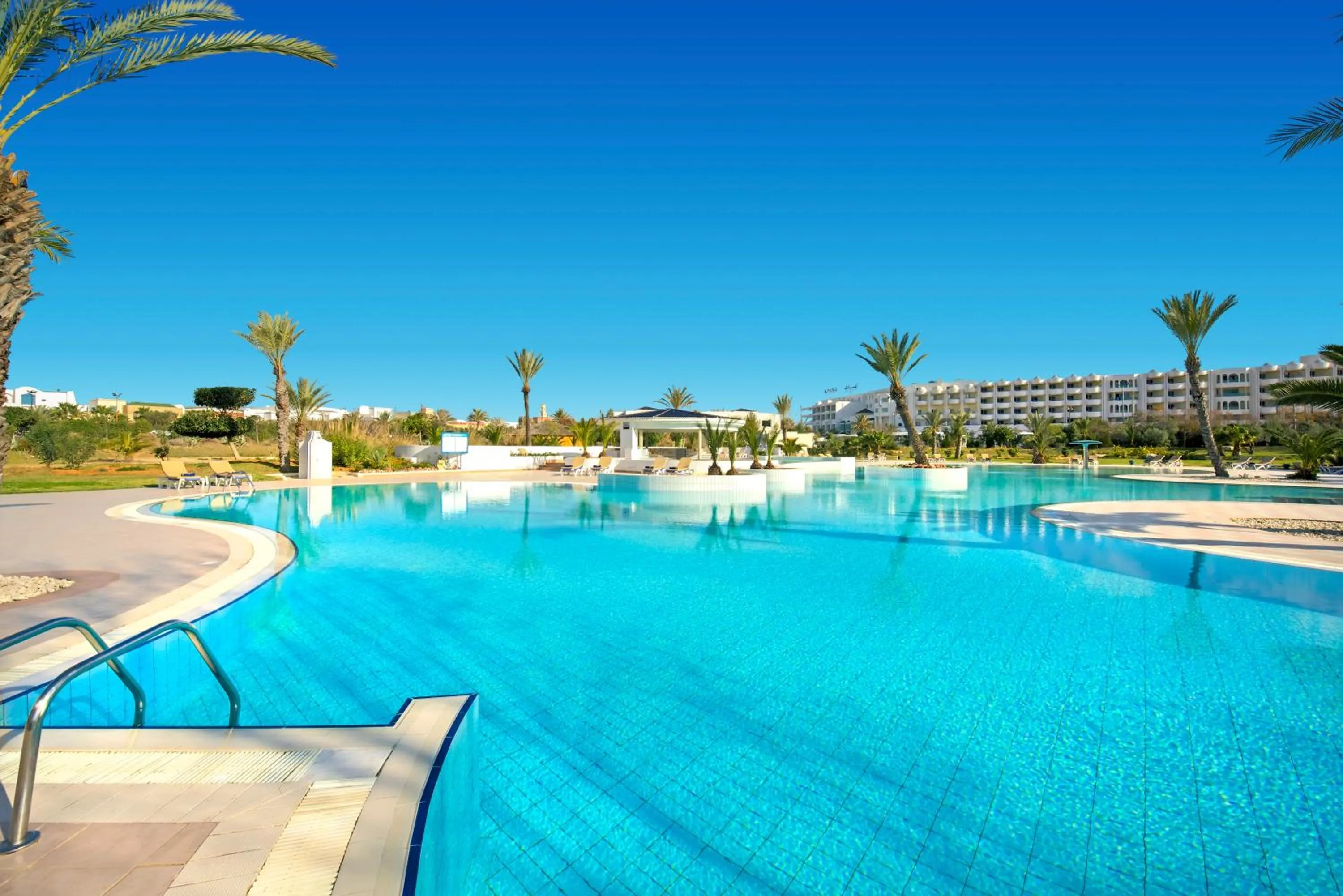 Swimming pool in Vincci Saphir Palace & Spa