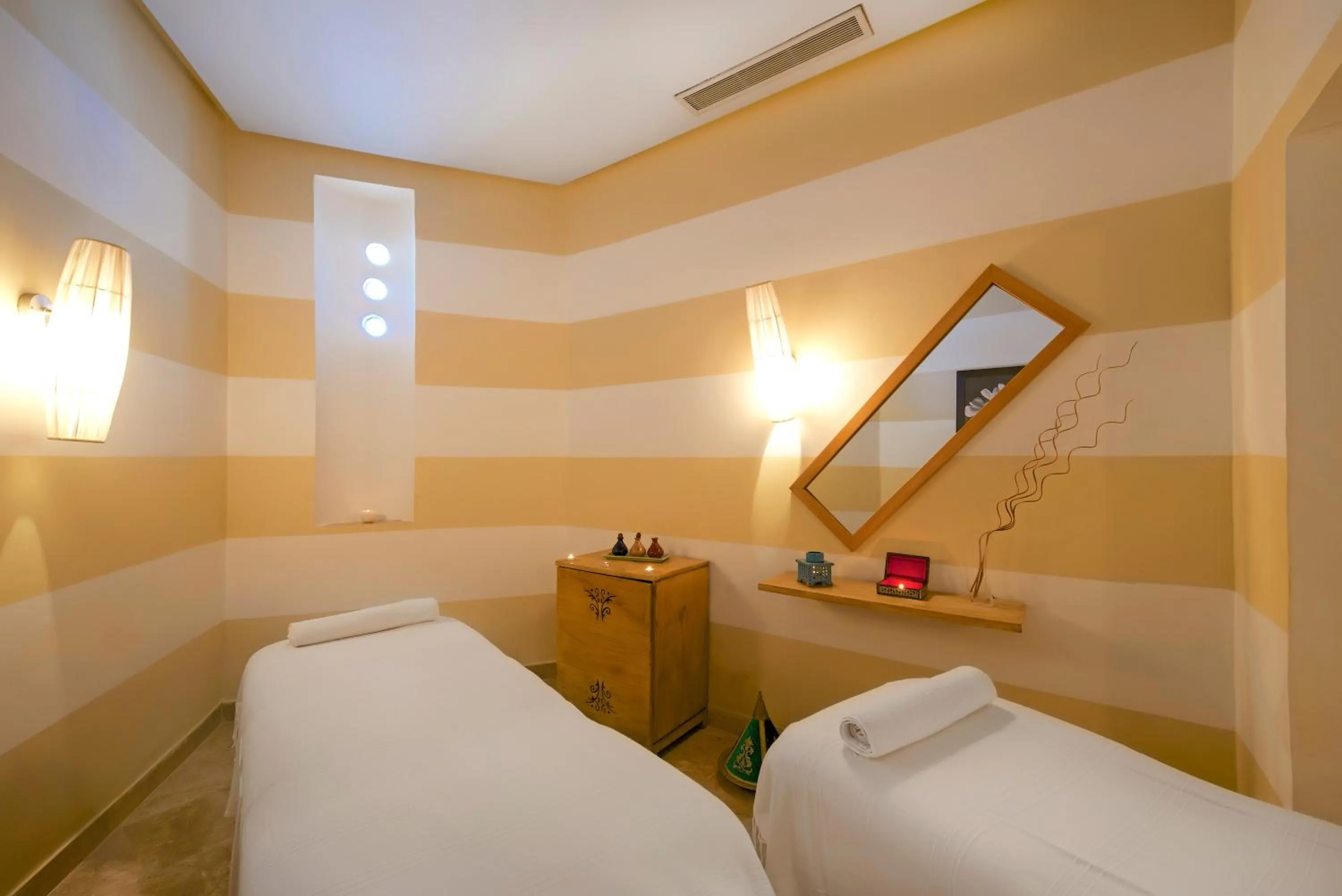 Massage, Bed in Vincci Saphir Palace & Spa