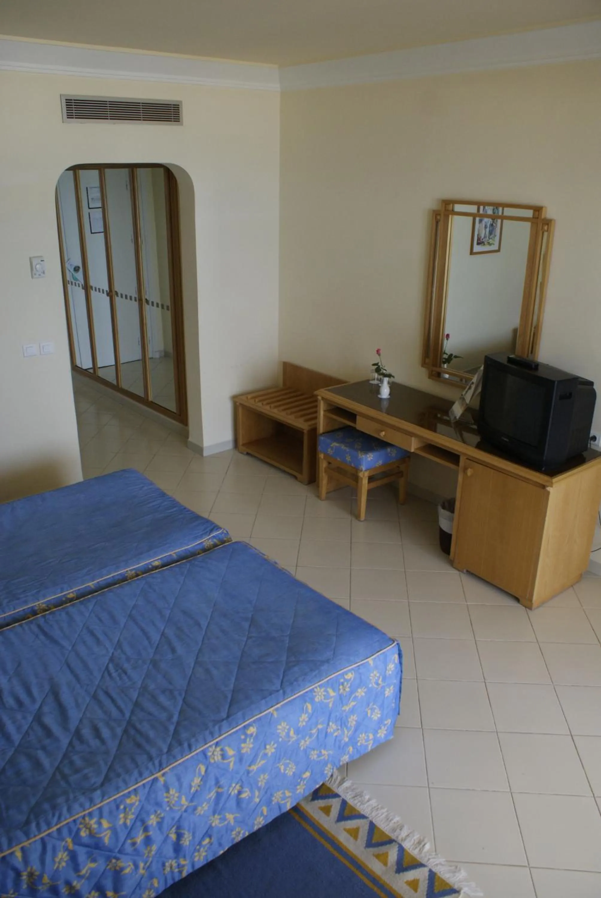 Bedroom, Bed in El Mouradi El Menzah