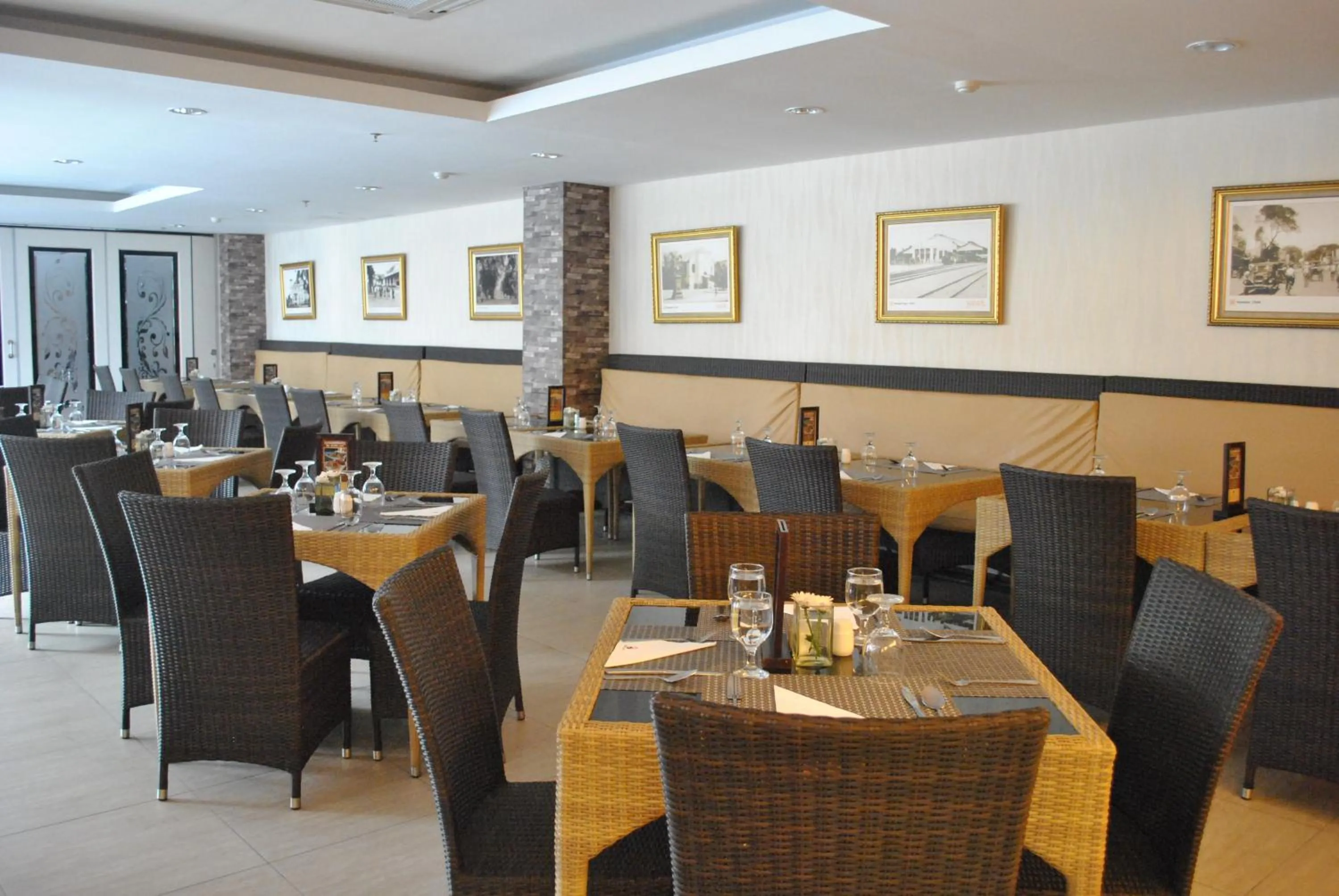 Restaurant/places to eat in Hotel Arjuna