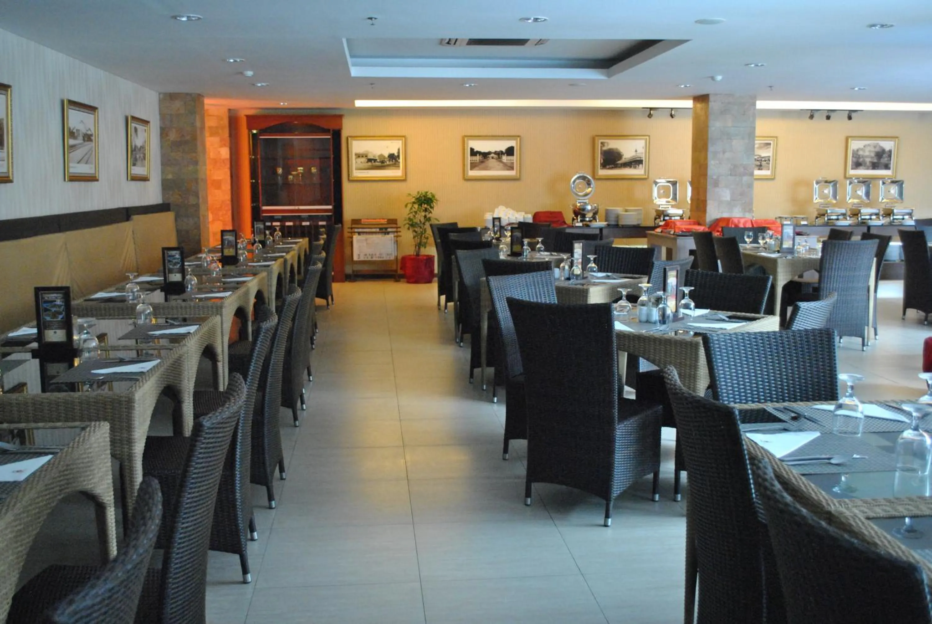 Restaurant/places to eat in Hotel Arjuna