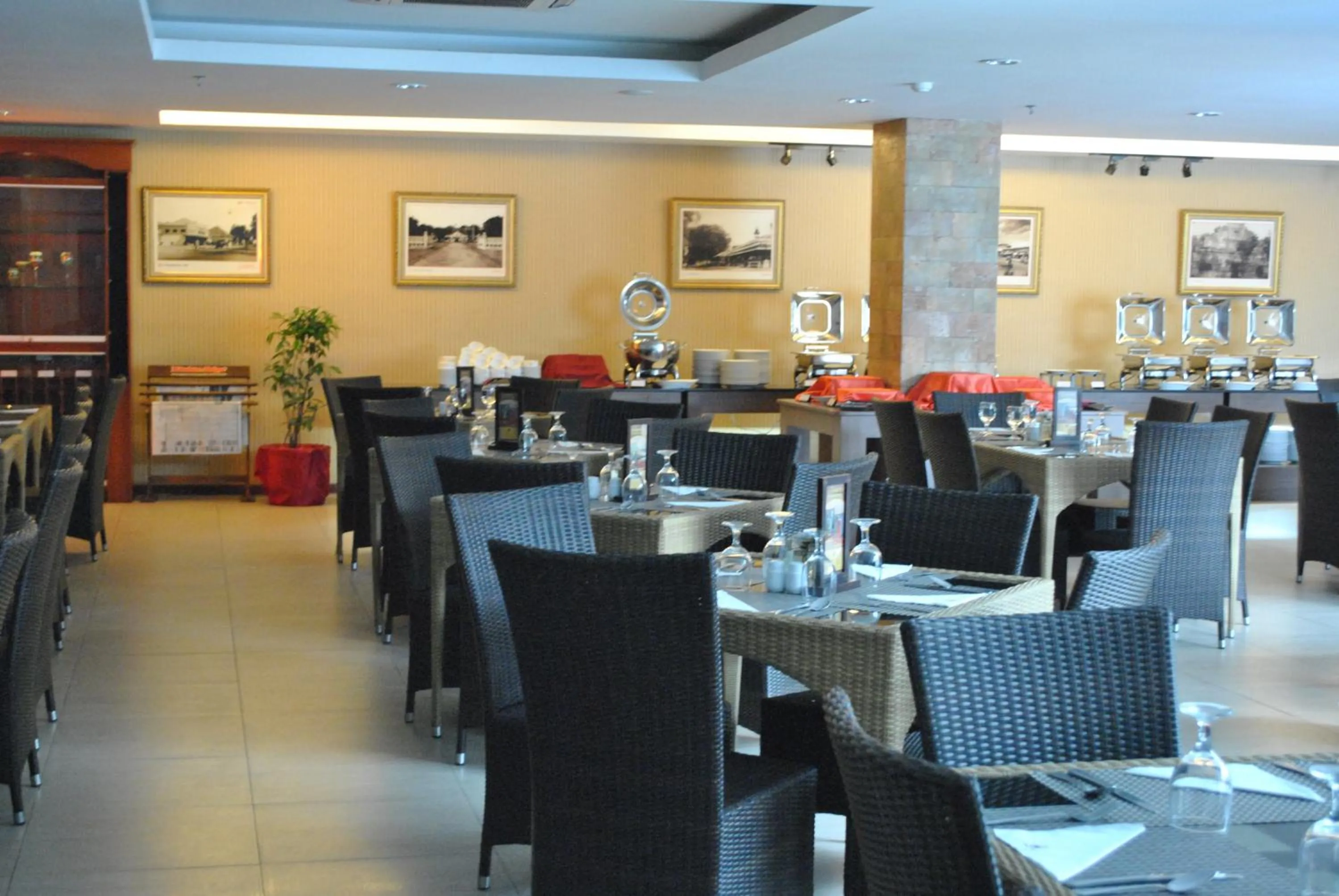 Restaurant/places to eat in Hotel Arjuna