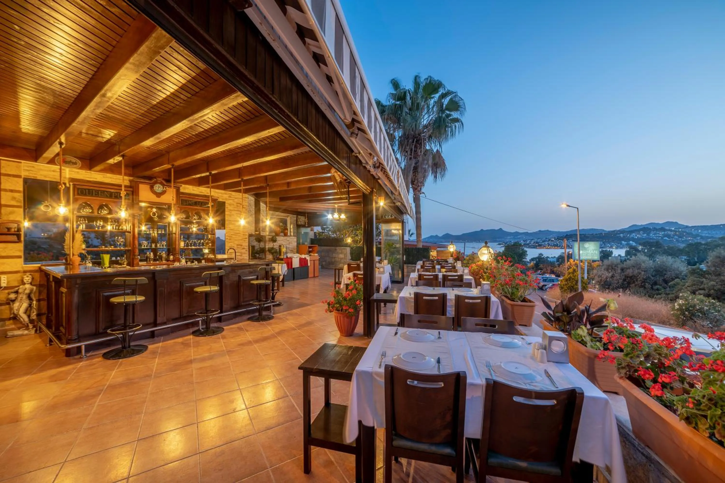 Restaurant/Places to Eat in Queen Boutique Hotel