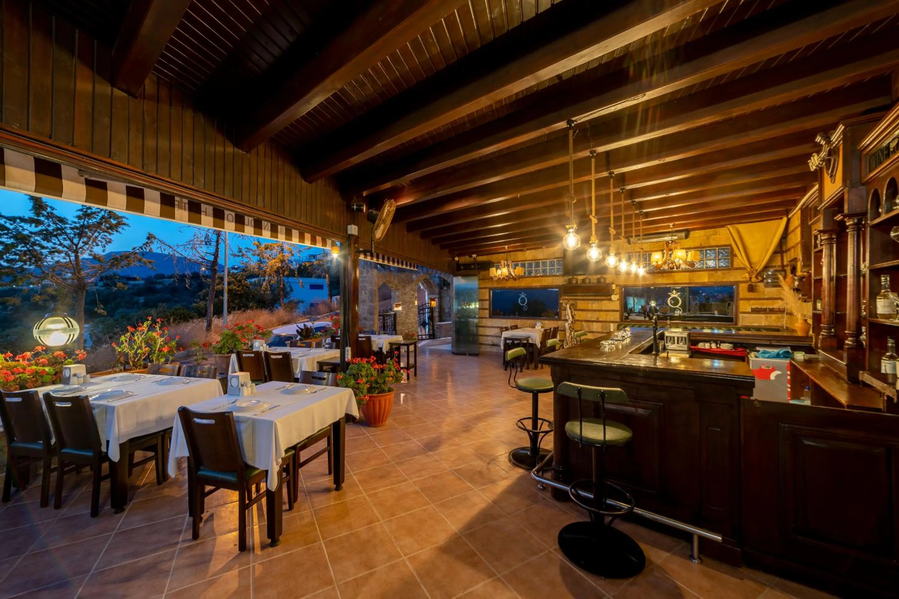 Restaurant/Places to Eat in Queen Boutique Hotel