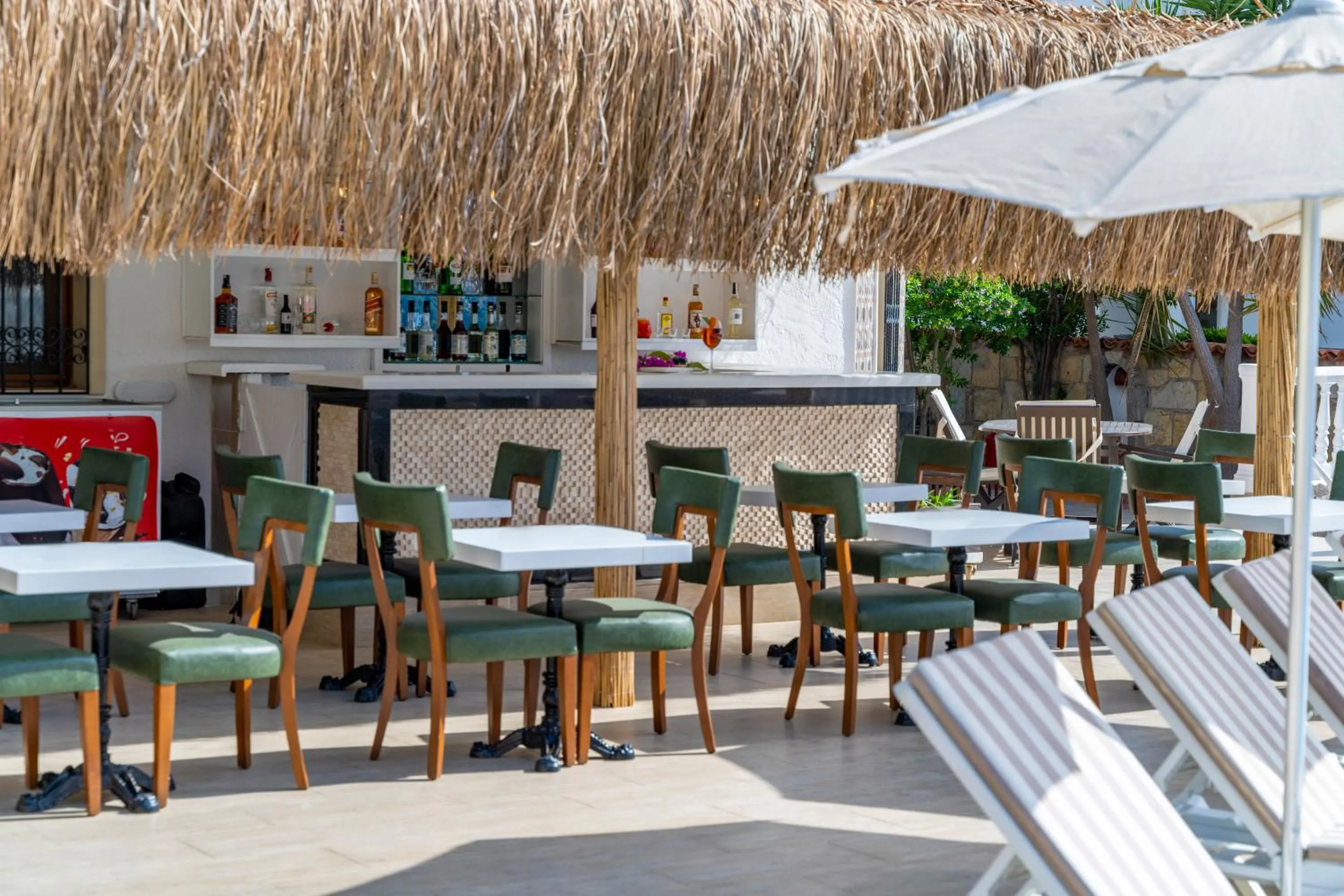 Lounge or bar, Restaurant/Places to Eat in Queen Boutique Hotel