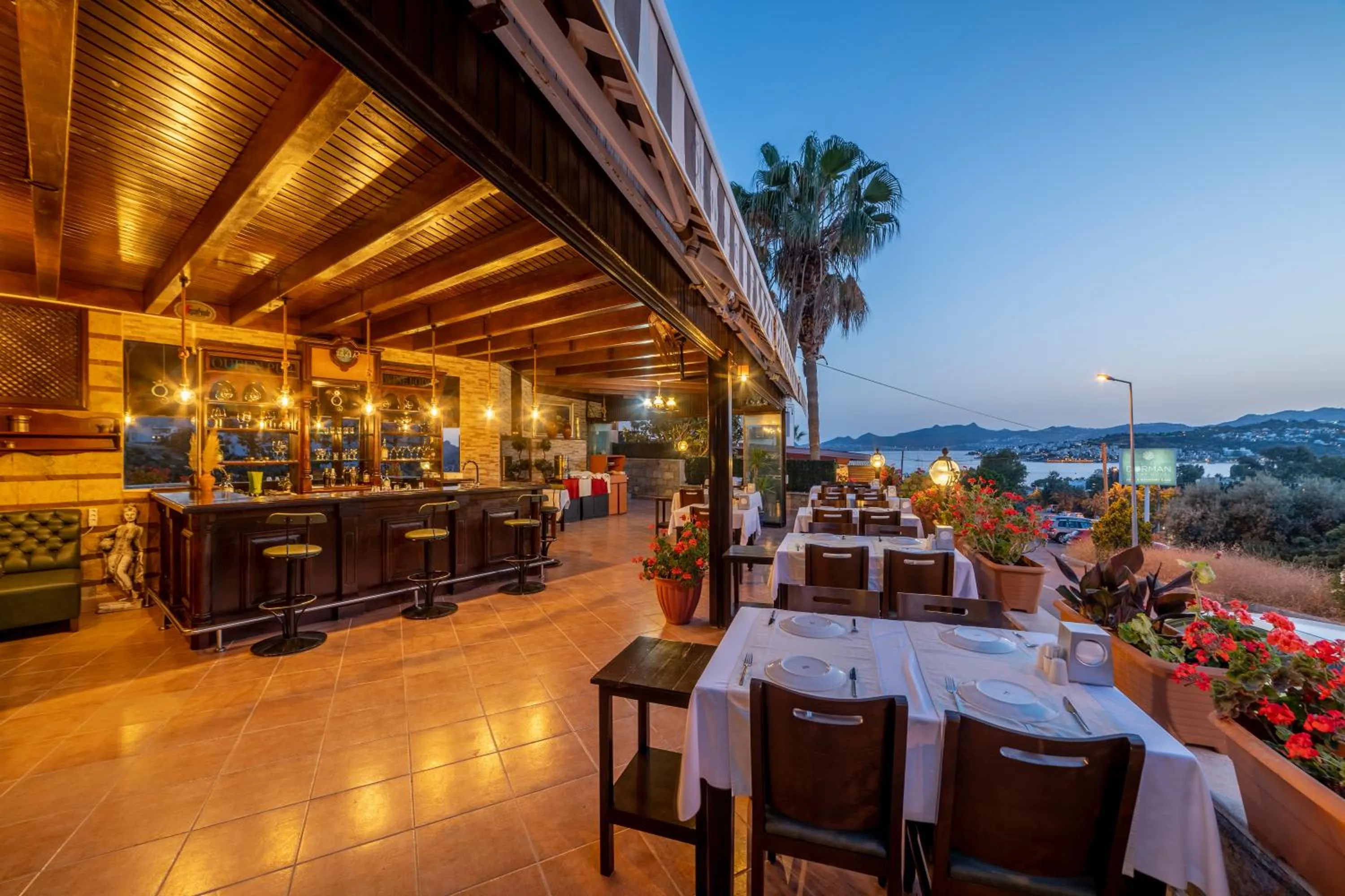 Restaurant/Places to Eat in Queen Boutique Hotel