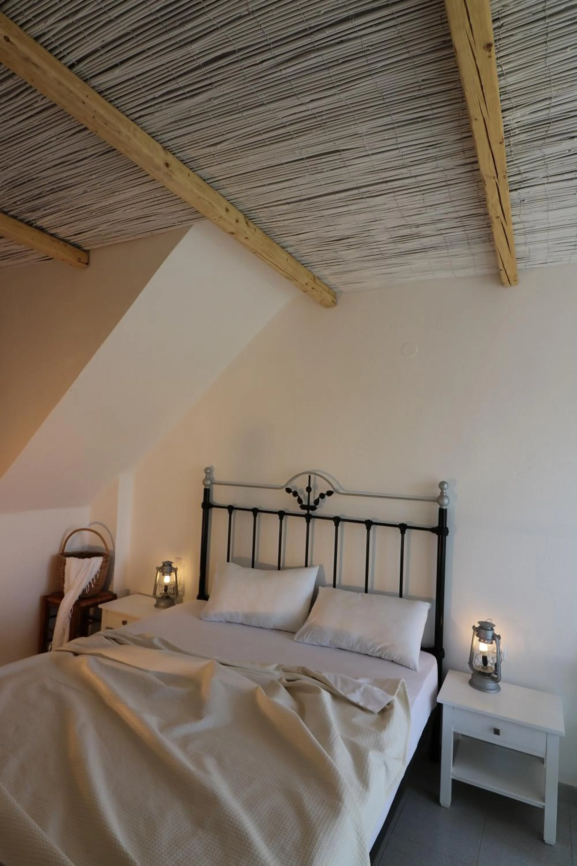 Photo of the whole room, Bed in Avra Pahainas