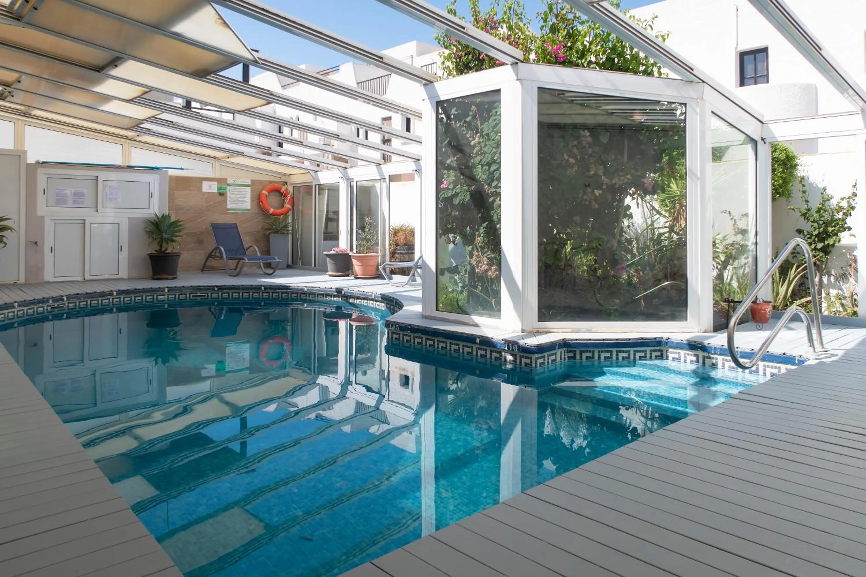 Swimming pool in Hotel Senderos