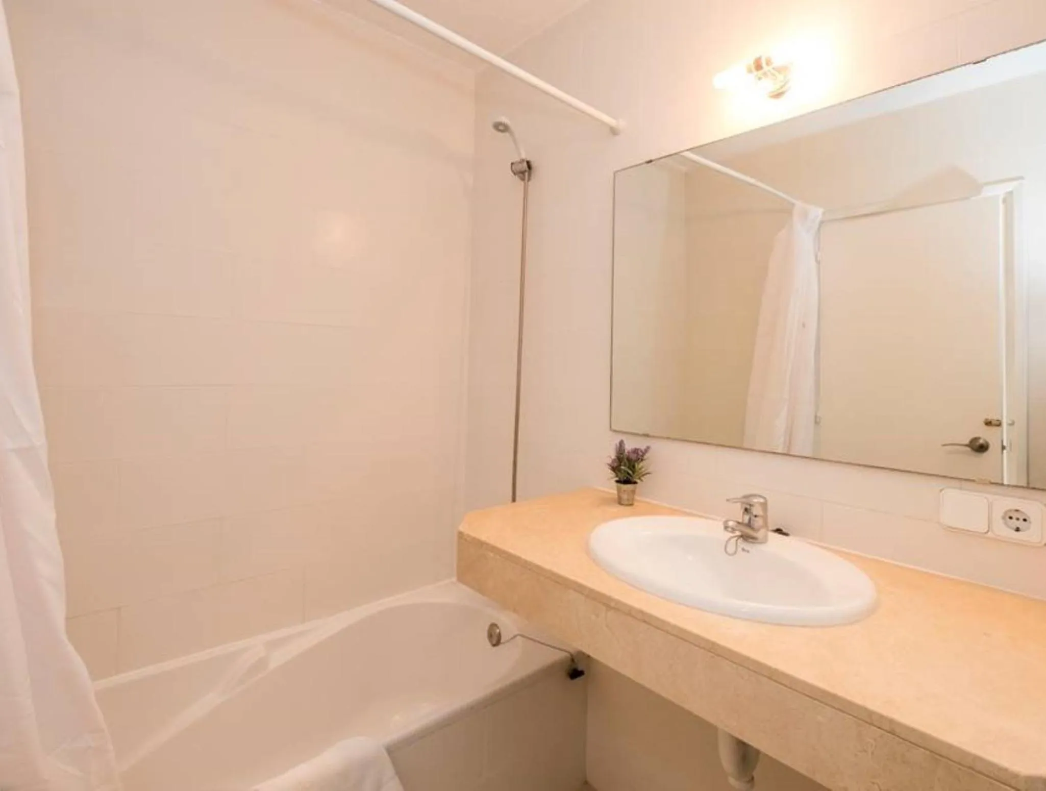 Bathroom in Girasol Garden Superior 2-b