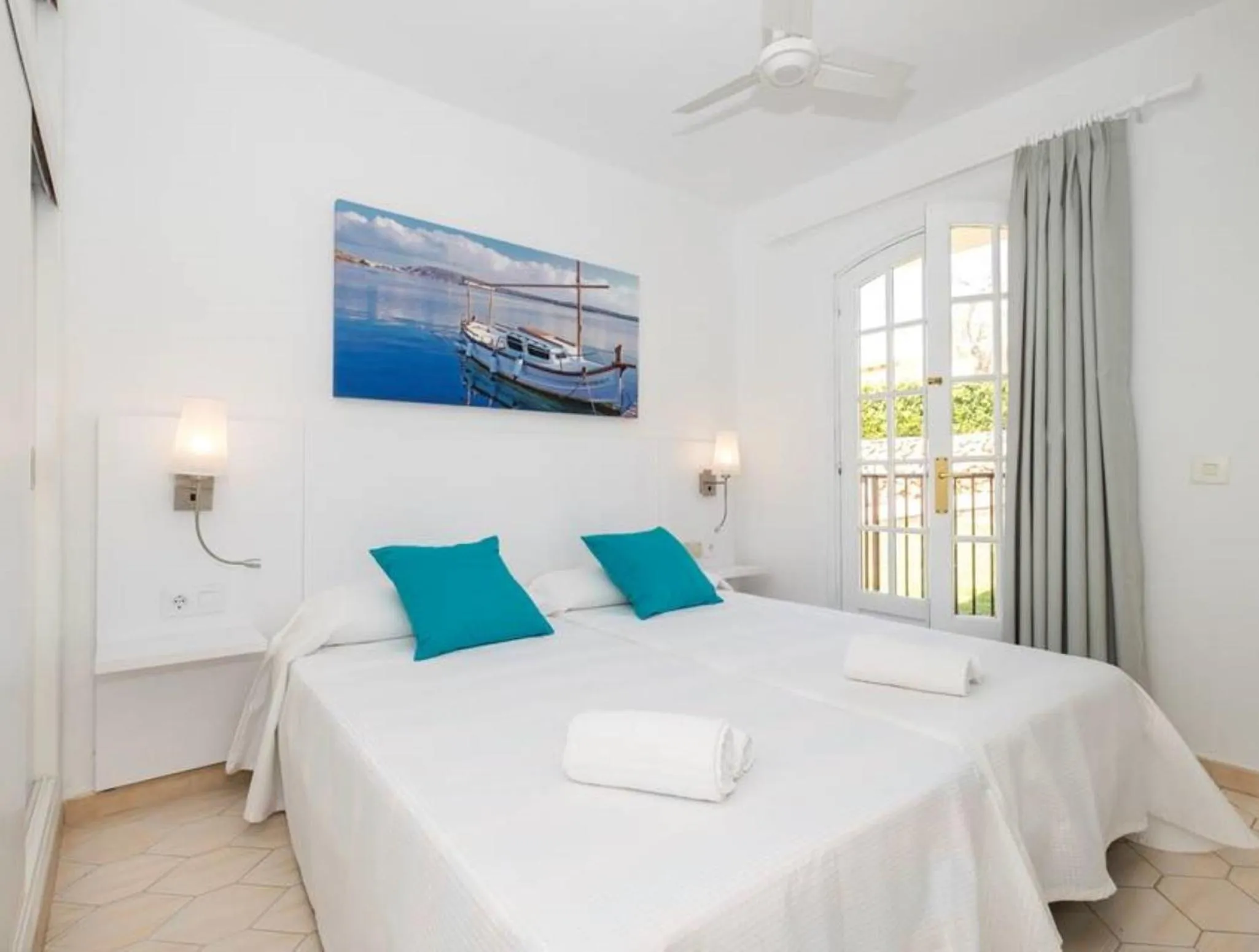 Bedroom, Bed in Girasol Garden Superior 2-a