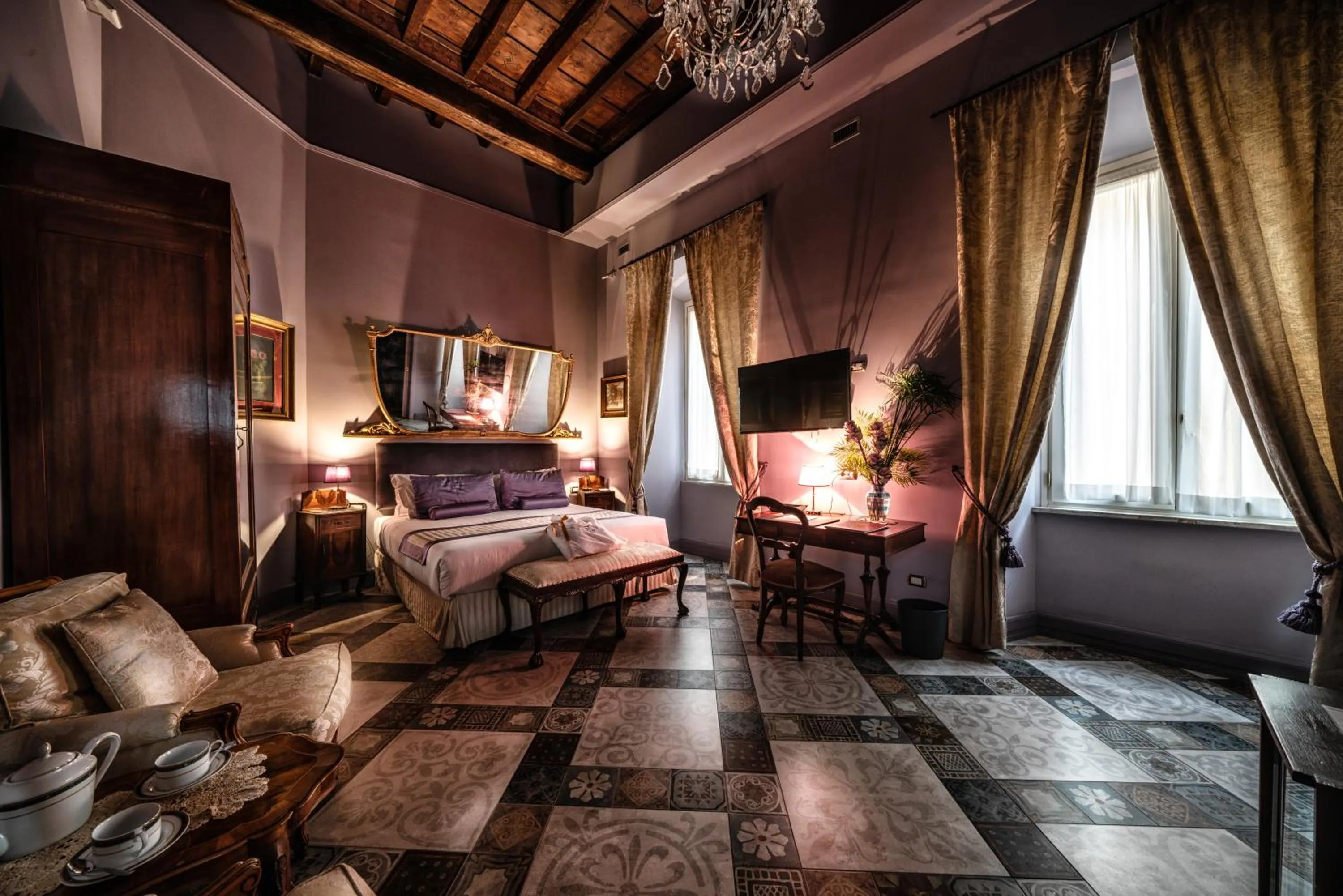 Quiet street view, Bed in Navona Grand Suite