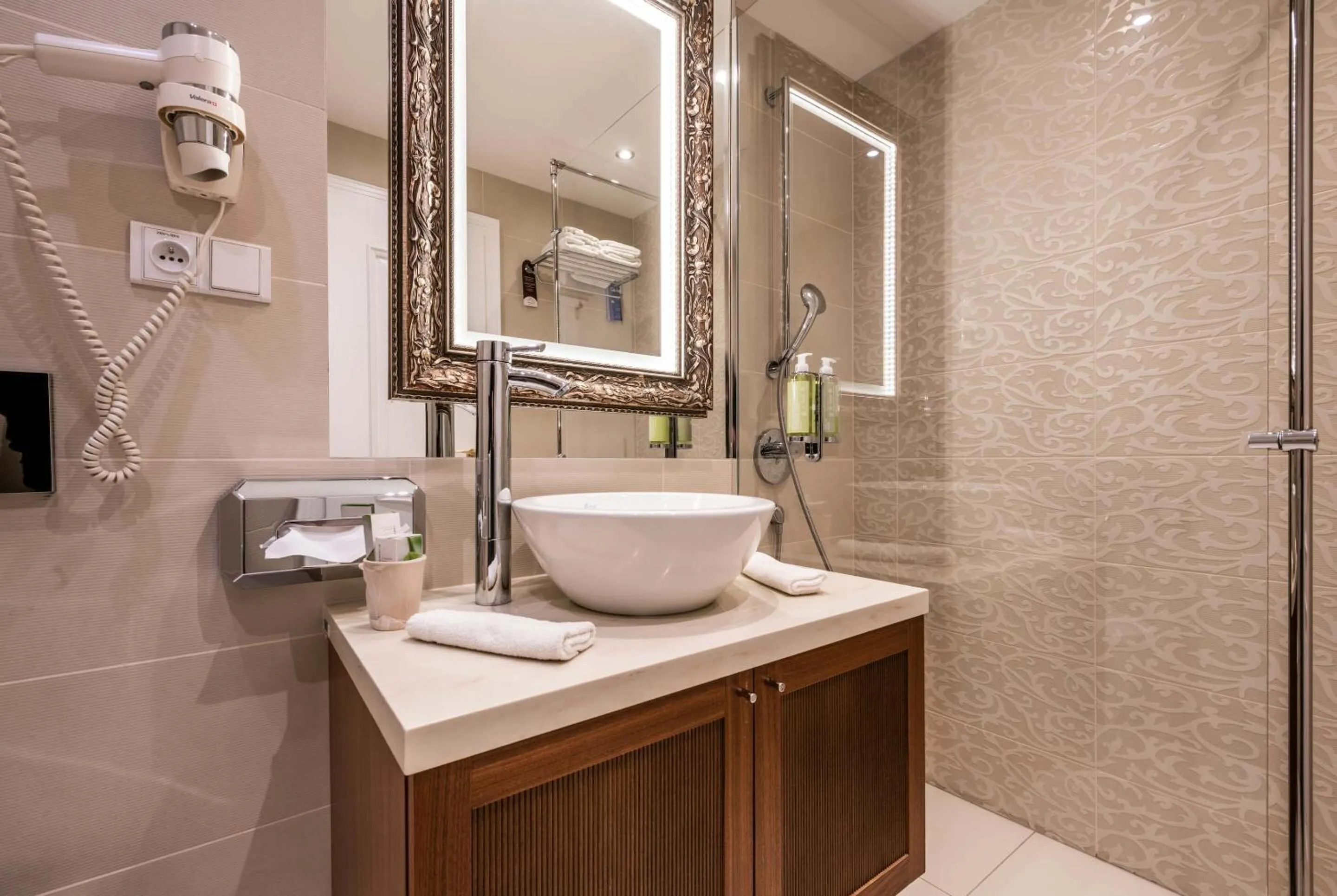 Shower in Hotel Elizabeth