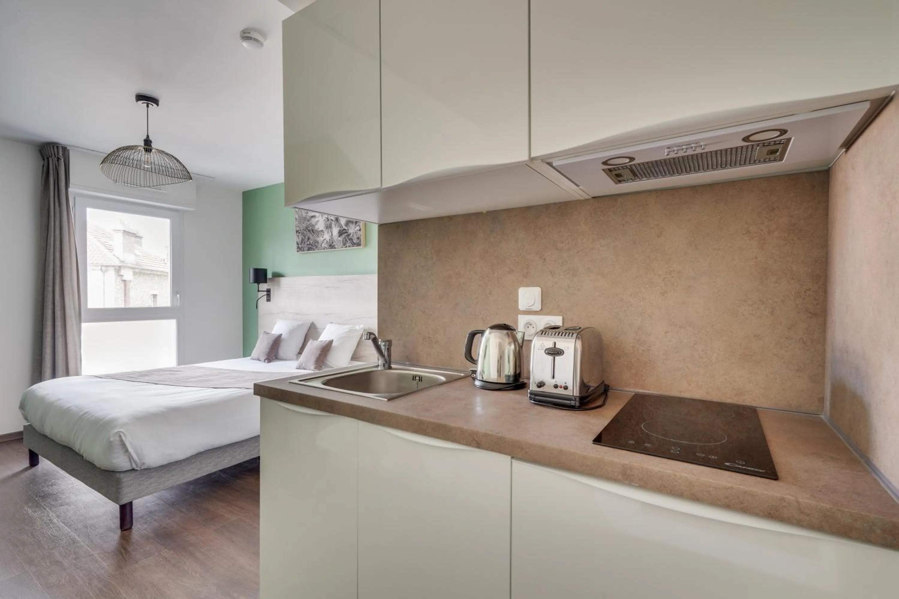 Kitchen or kitchenette, Bed in All Suites Appart Hôtel - Palaiseau - Massy TGV